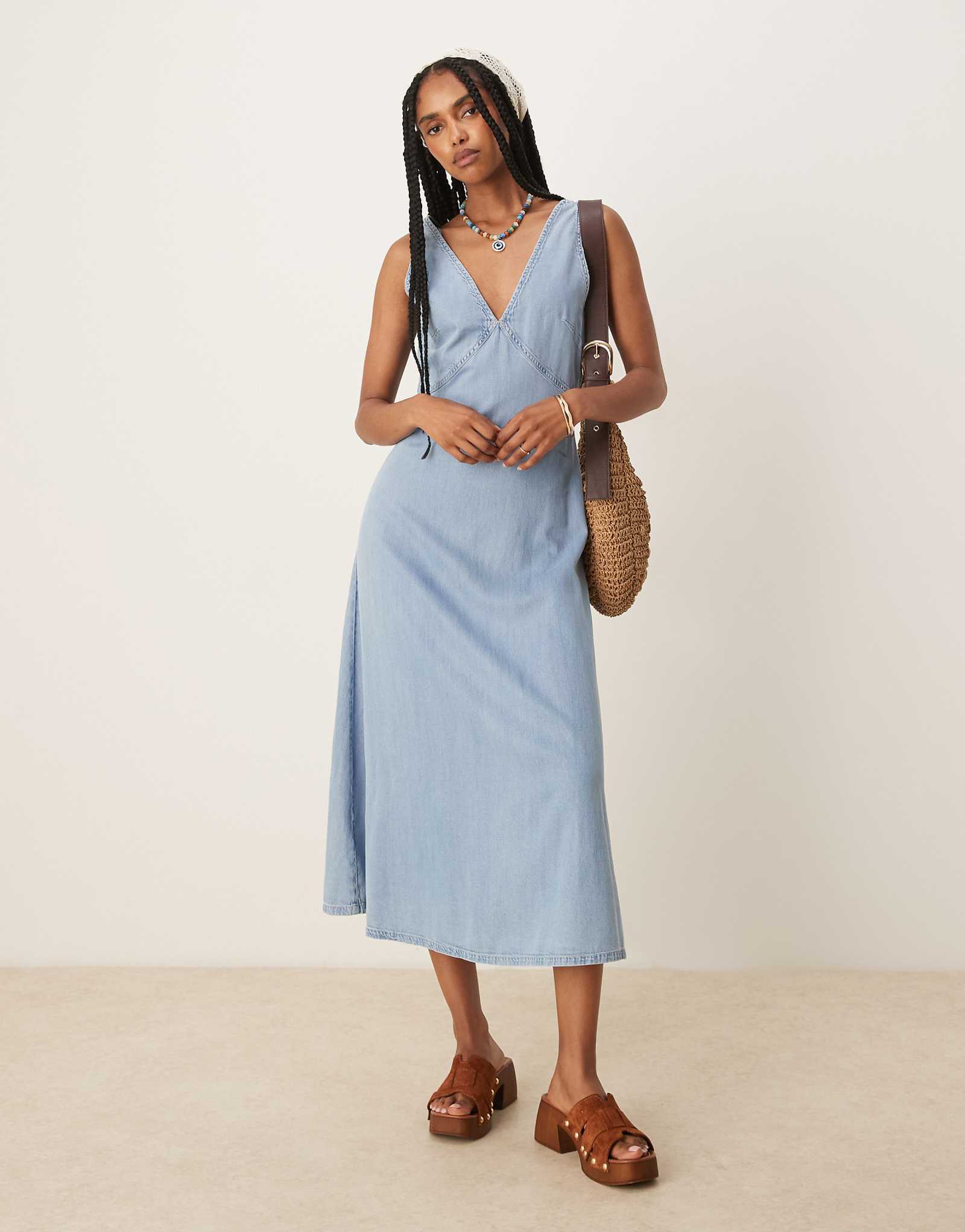 Синее платье мидакси а-силуэта из мягкого денима с v-образным вырезом Mango midaxi синего цвета 16290₽