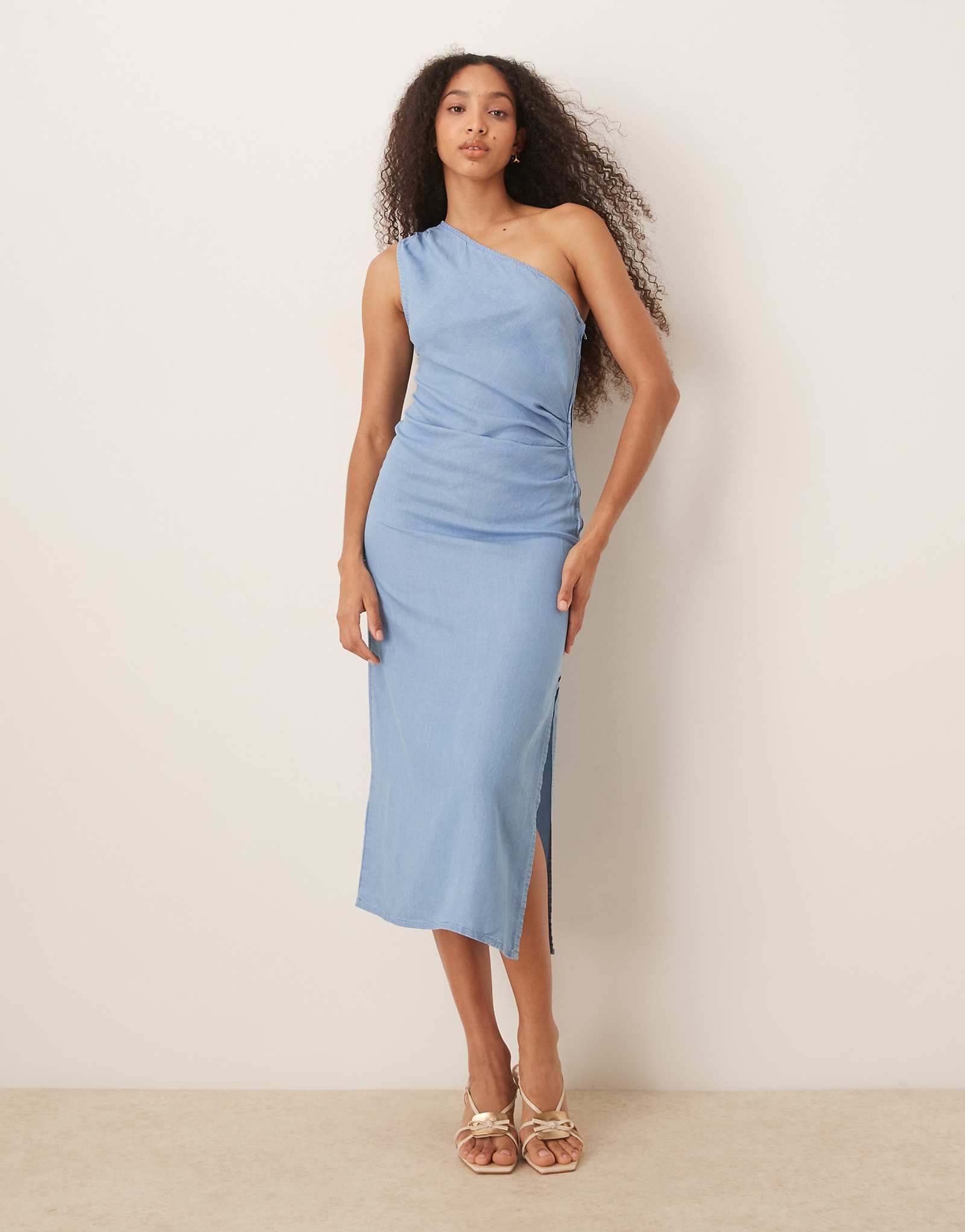 Джинсовое платье мидакси в стиле манго с драпировкой на одно плечо и разрезом сбоку синего цвета 13090₽