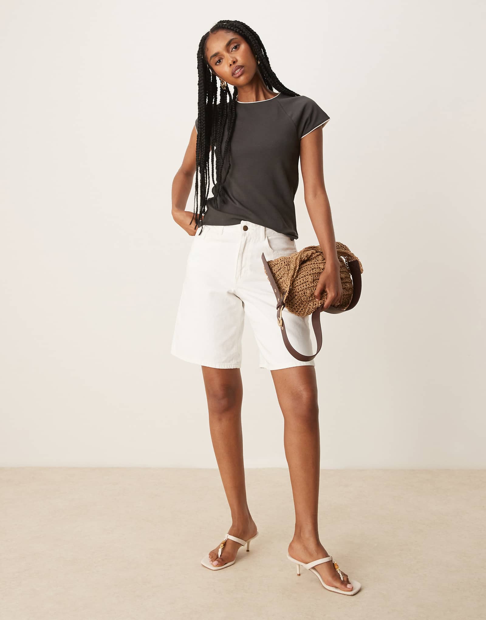 Футболка с коротким рукавом и контрастной отделкой Mango цвета древесного угля 3190₽