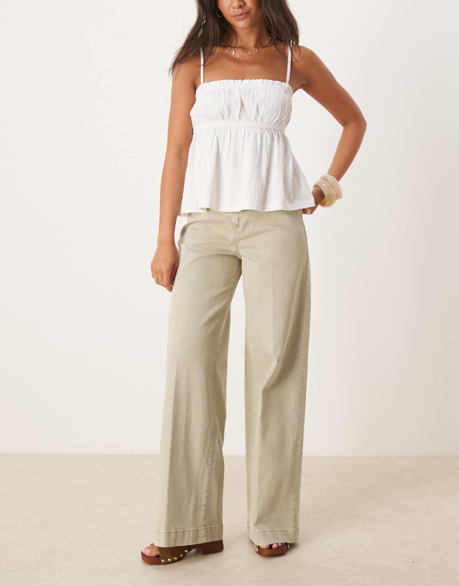 Джинсы свободного кроя с прямыми штанинами Mango цвета хаки 15590₽