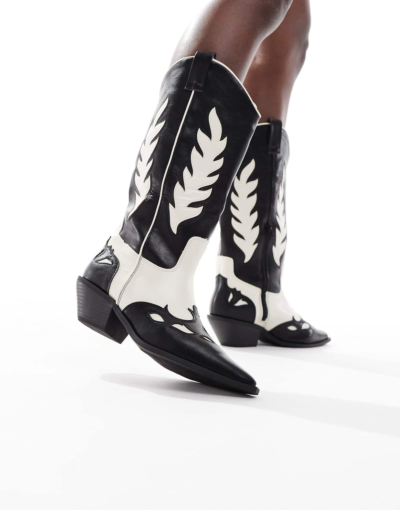 Черные сапоги в западном стиле SEQWL с широким кроем и тиснением 15190₽