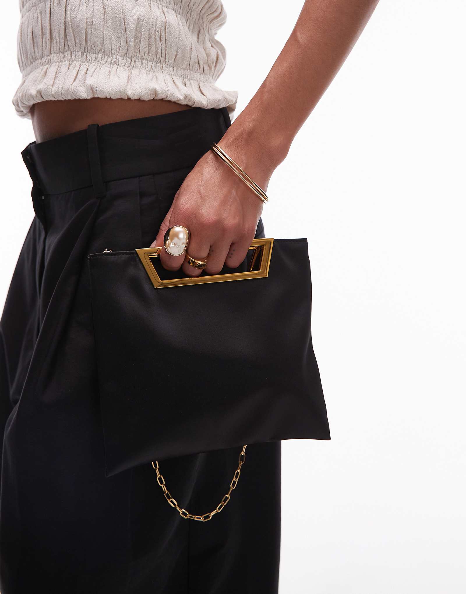 Атласный квадратный клатч Mango с изображением Кайи Гербер черного цвета 13790₽