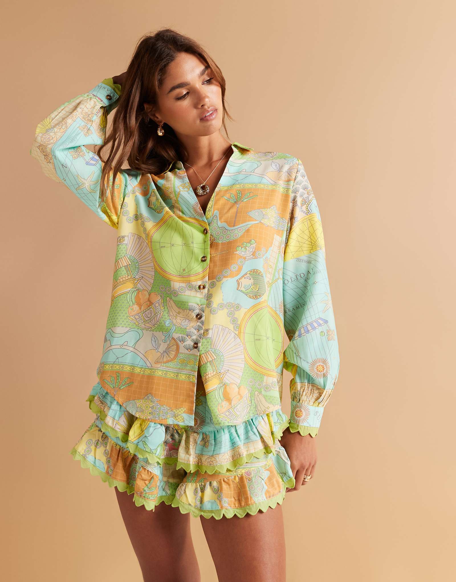 Никогда не надевавшаяся полностью рубашка со смешанным ярким принтом - часть комплекта 23790₽