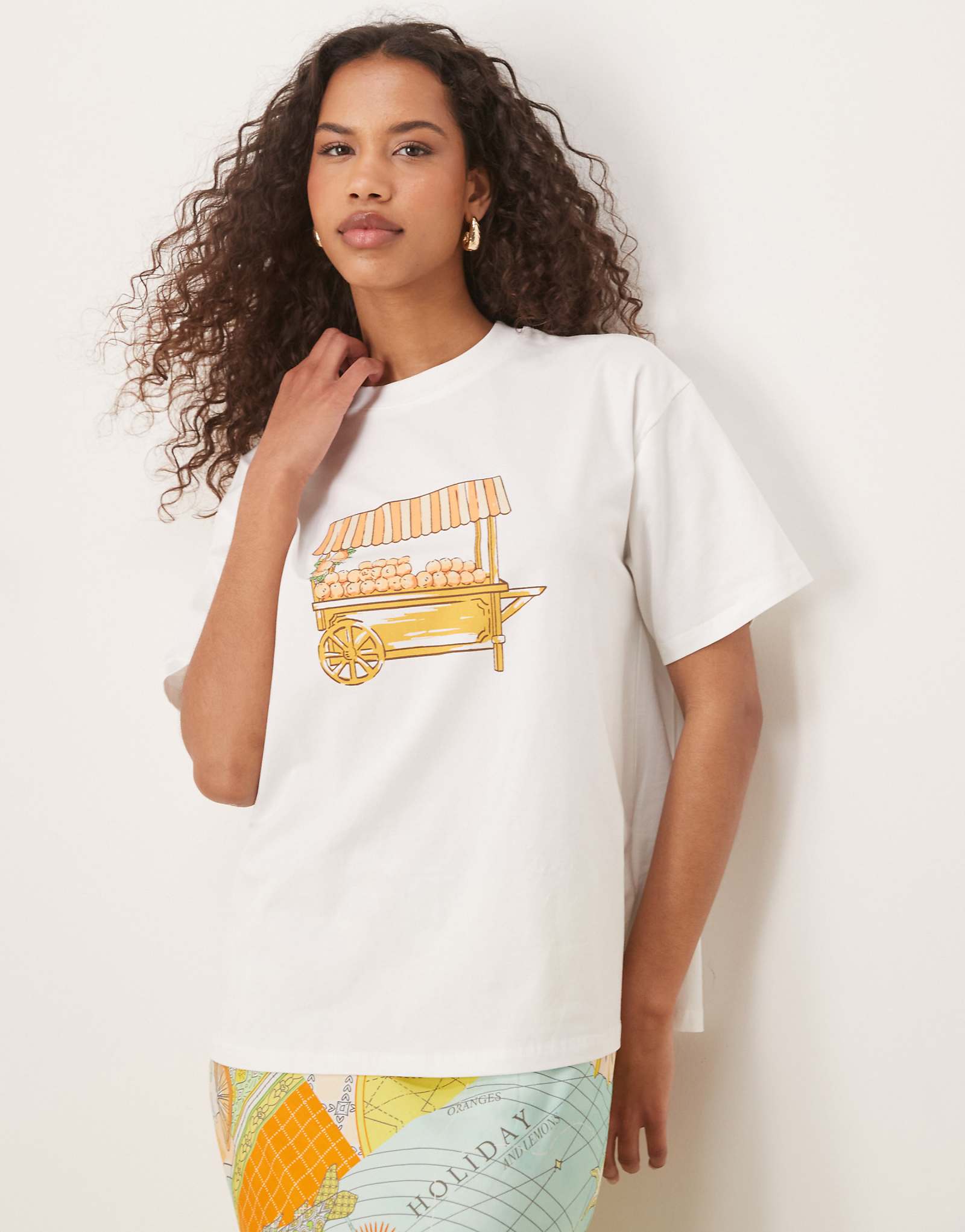 Никогда не одевавшаяся полностью детская футболка orange cart белого цвета - часть комплекта 17390₽