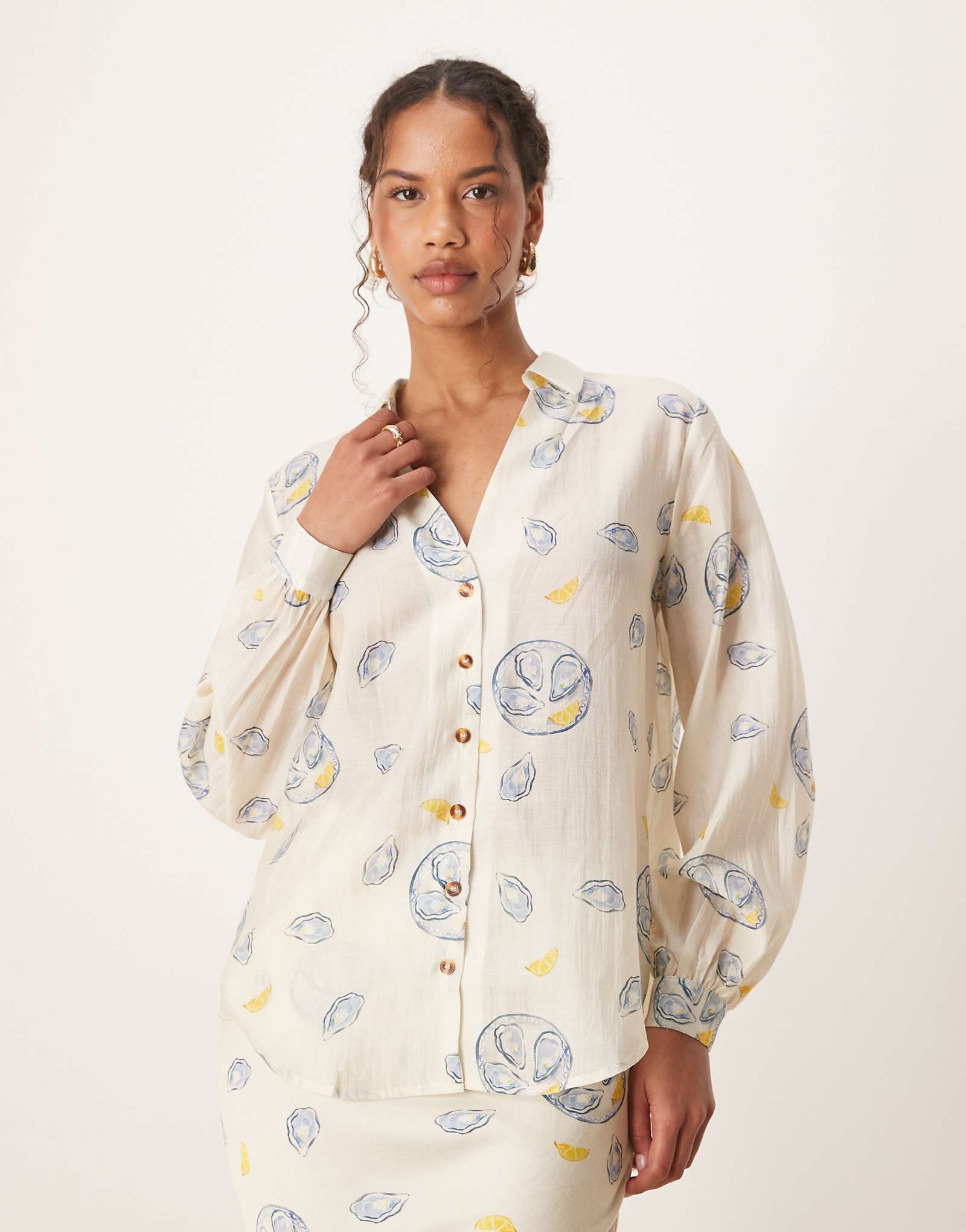 Никогда не одевавшаяся полностью непринужденная рубашка с устрично-лимонным принтом - часть комплекта 28590₽