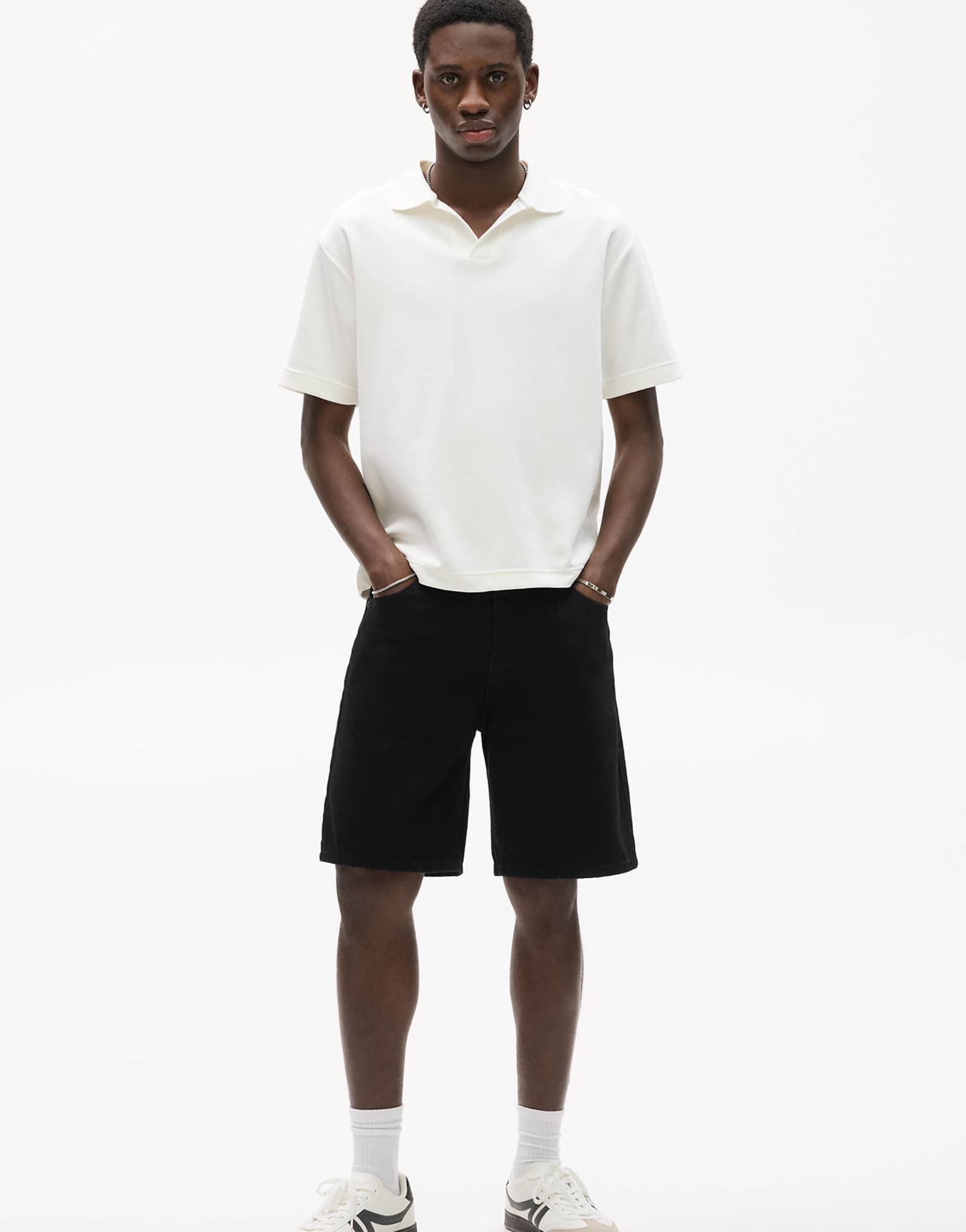 Джинсовые шорты стандартного кроя Pull-Bear черного цвета 8690₽