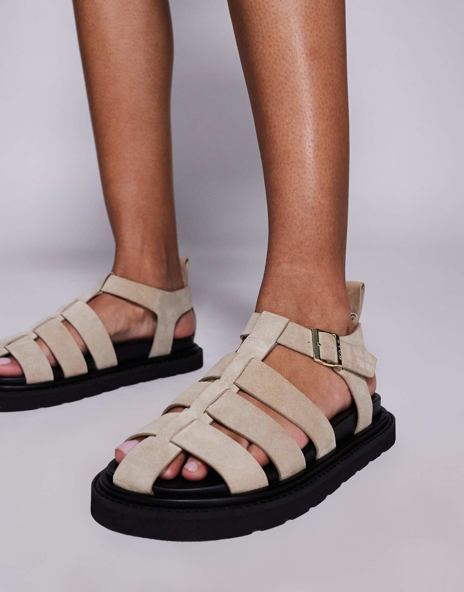 Прогулка по Лондону и Будапешту в рыбацких сандалиях из каменной замши