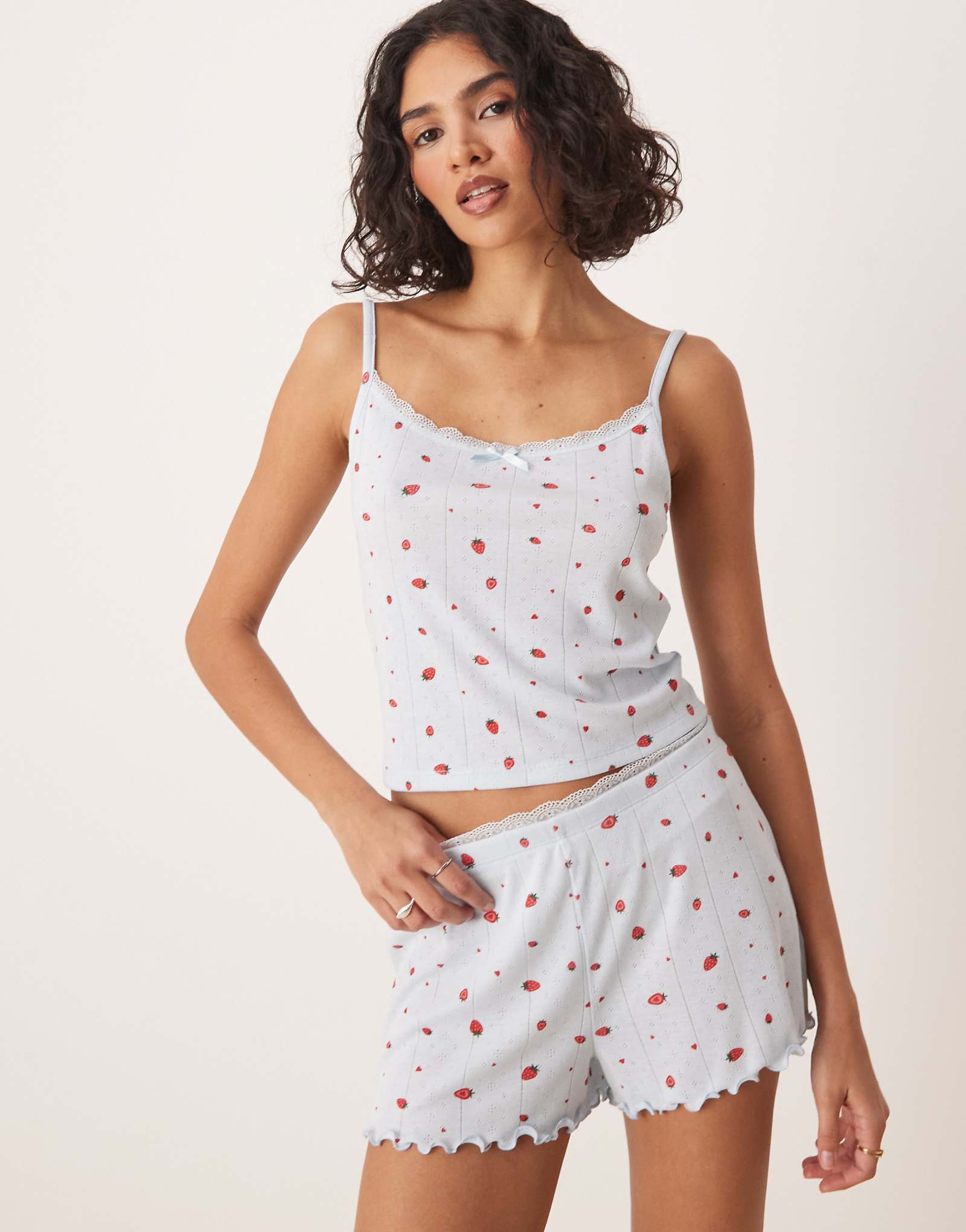 Топ на бретелях pointelle с клубничным принтом в стиле Urban Threads Mix -Match