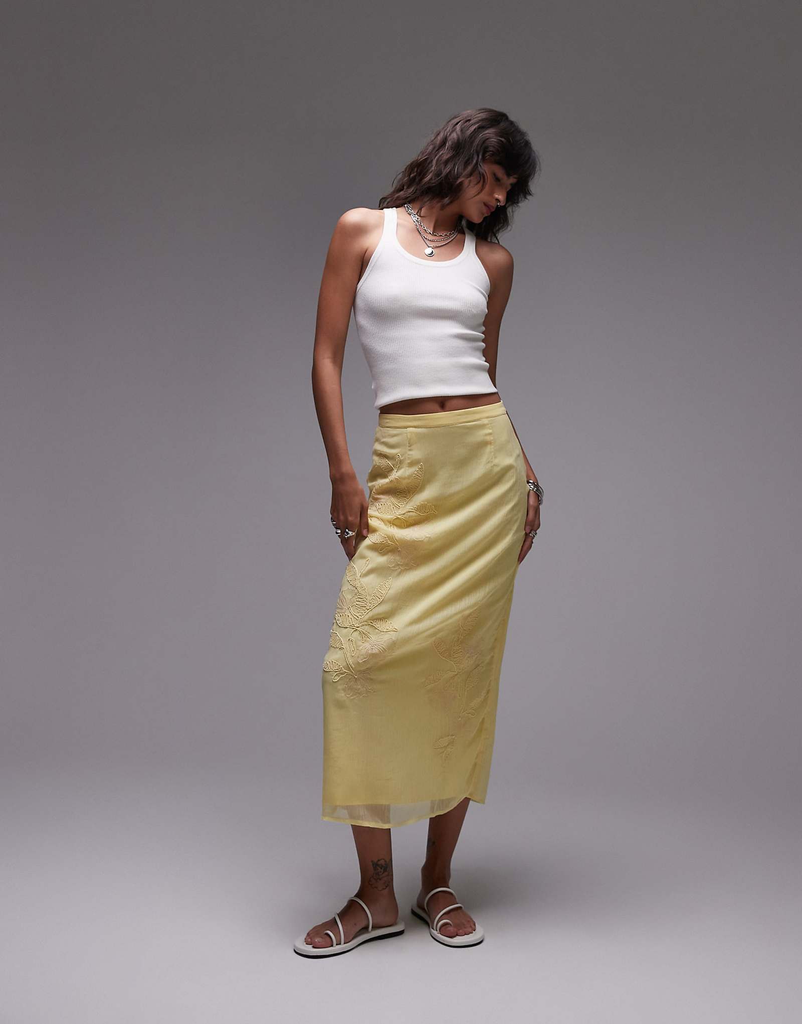 Прозрачная юбка миди от Topshop с цветочной вышивкой цвета сливочного масла 13690₽