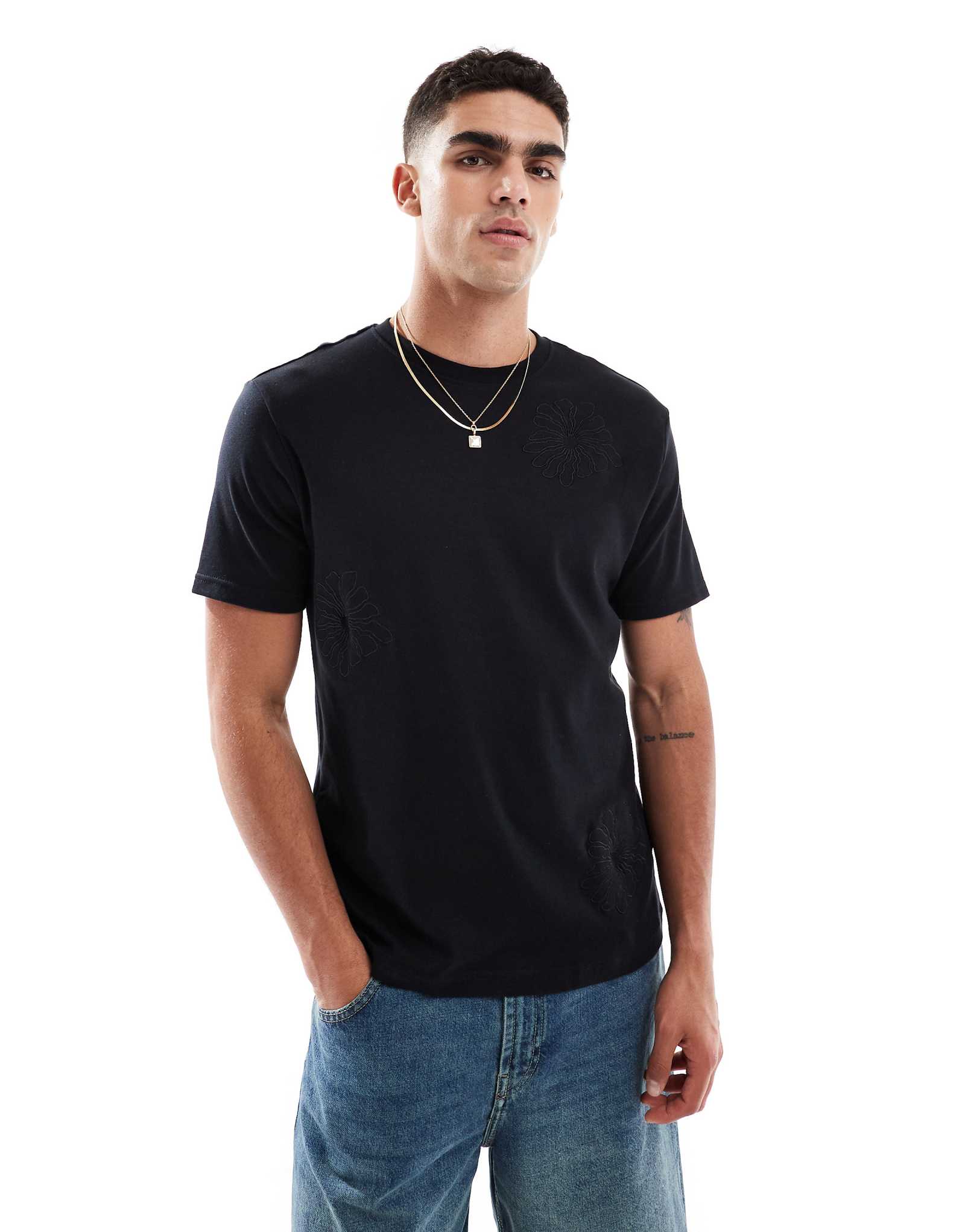 Поношенная футболка черного цвета с коротким рукавом и цветочной вышивкой 200 гм2 2490₽