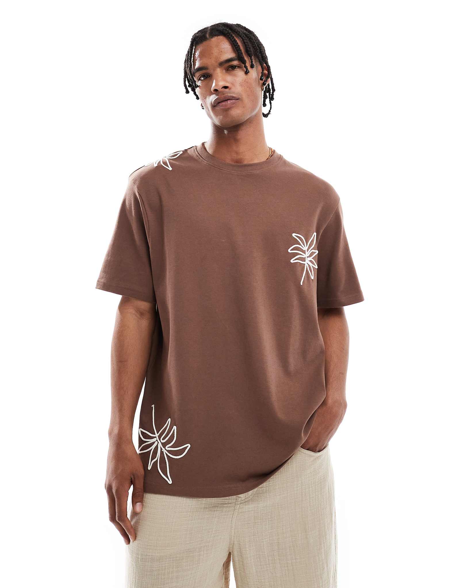 Поношенная хлопковая футболка с коротким рукавом из 200 г хлопка коричневого цвета с цветочной вышивкой 3890₽