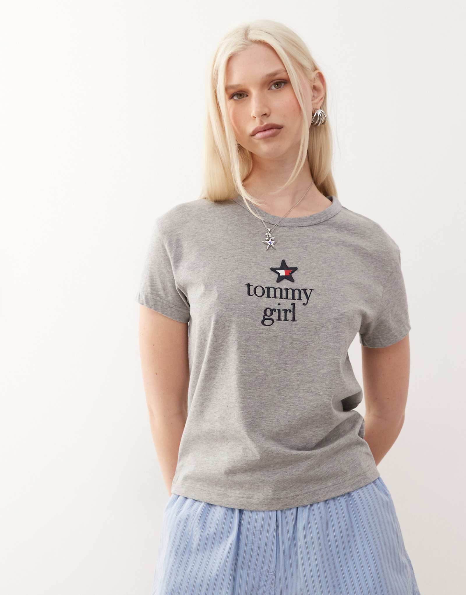 Футболка Tommy Jeans с рисунком tommy girl серого цвета 7190₽