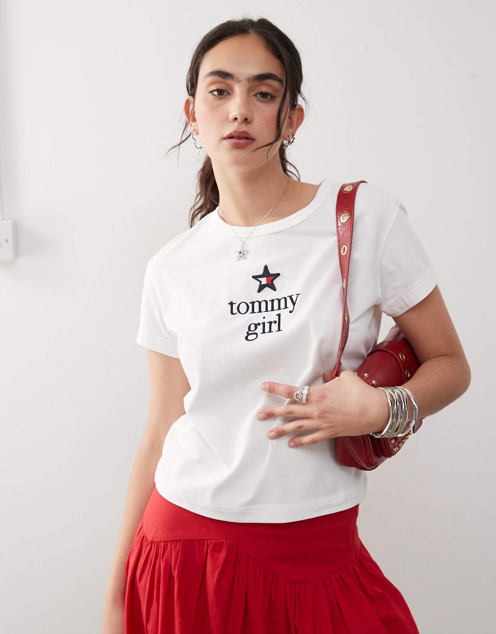Футболка Tommy Jeans с рисунком tommy girl белоснежного цвета 9590₽