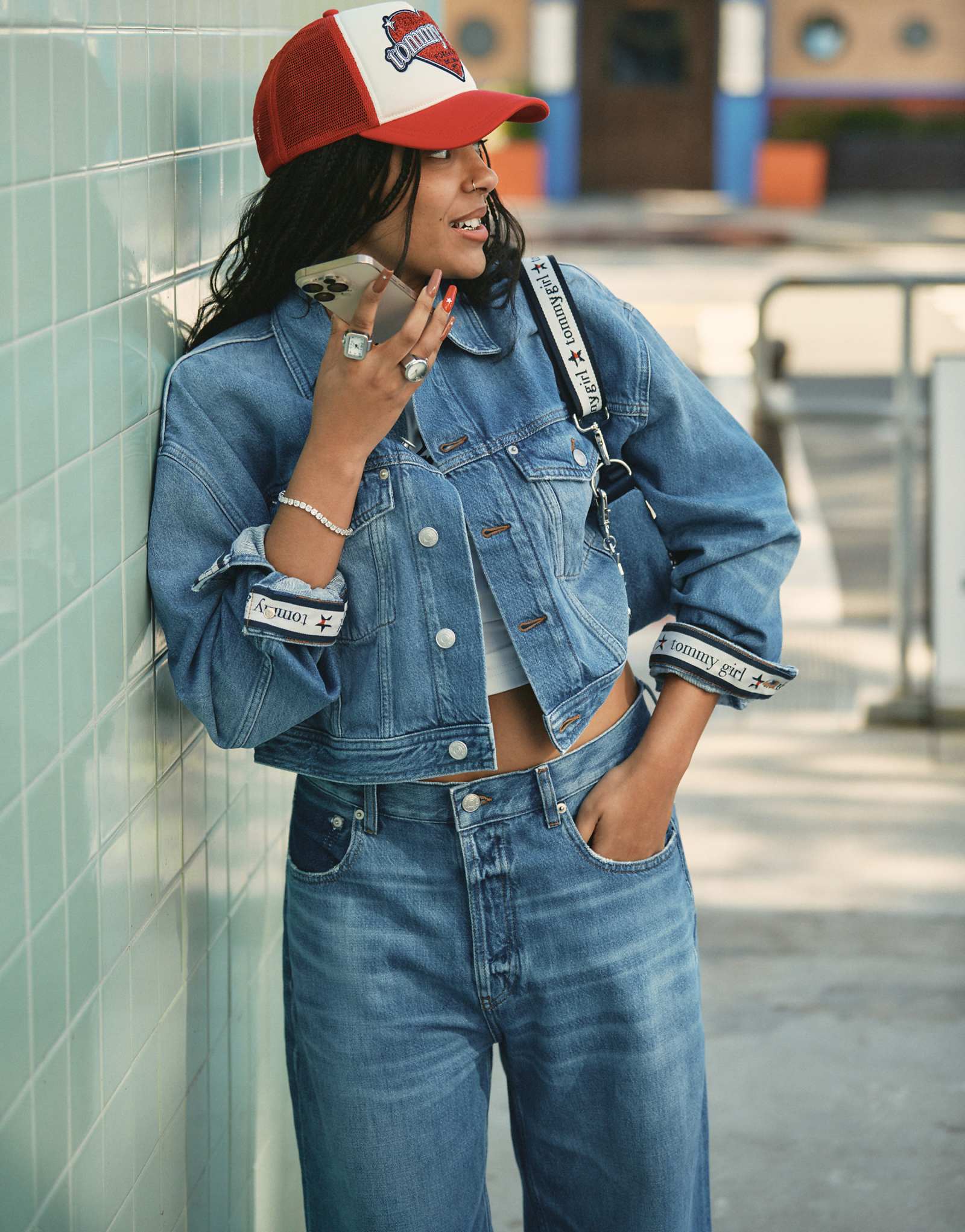 Томми джинсы Томми девушки широкие укороченные звезда джинсовая куртка темно-стирка 28590₽