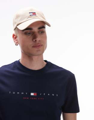 Бейсболка Tommy Jeans core flag бежевого цвета