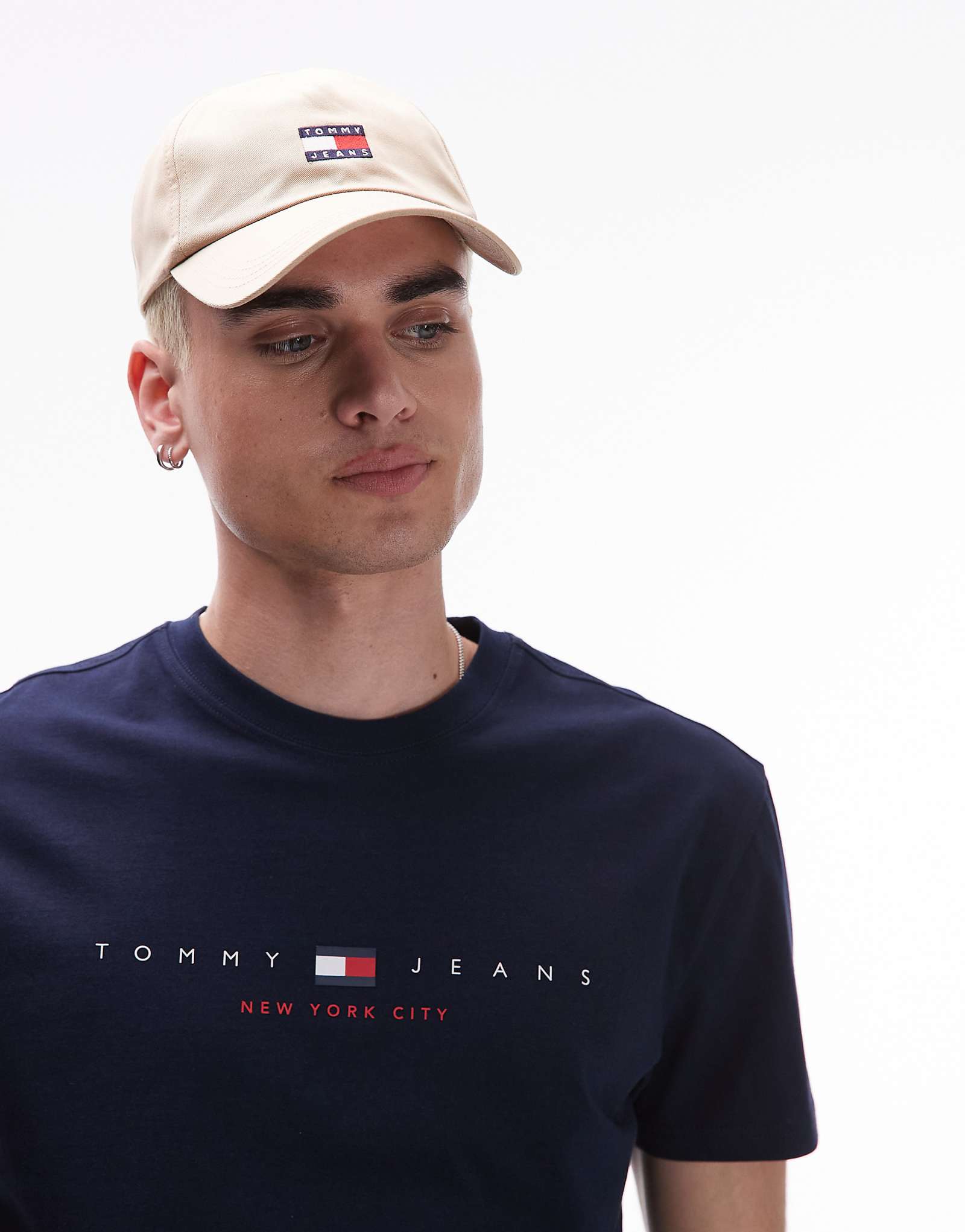 Бейсболка Tommy Jeans core flag бежевого цвета 9590₽