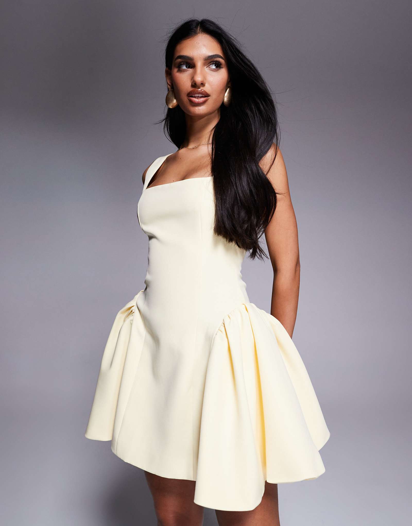 Мини-платье Wanderdoll Sabrina с квадратным вырезом и боковыми складками лимонного цвета сшитое на заказ 31890₽