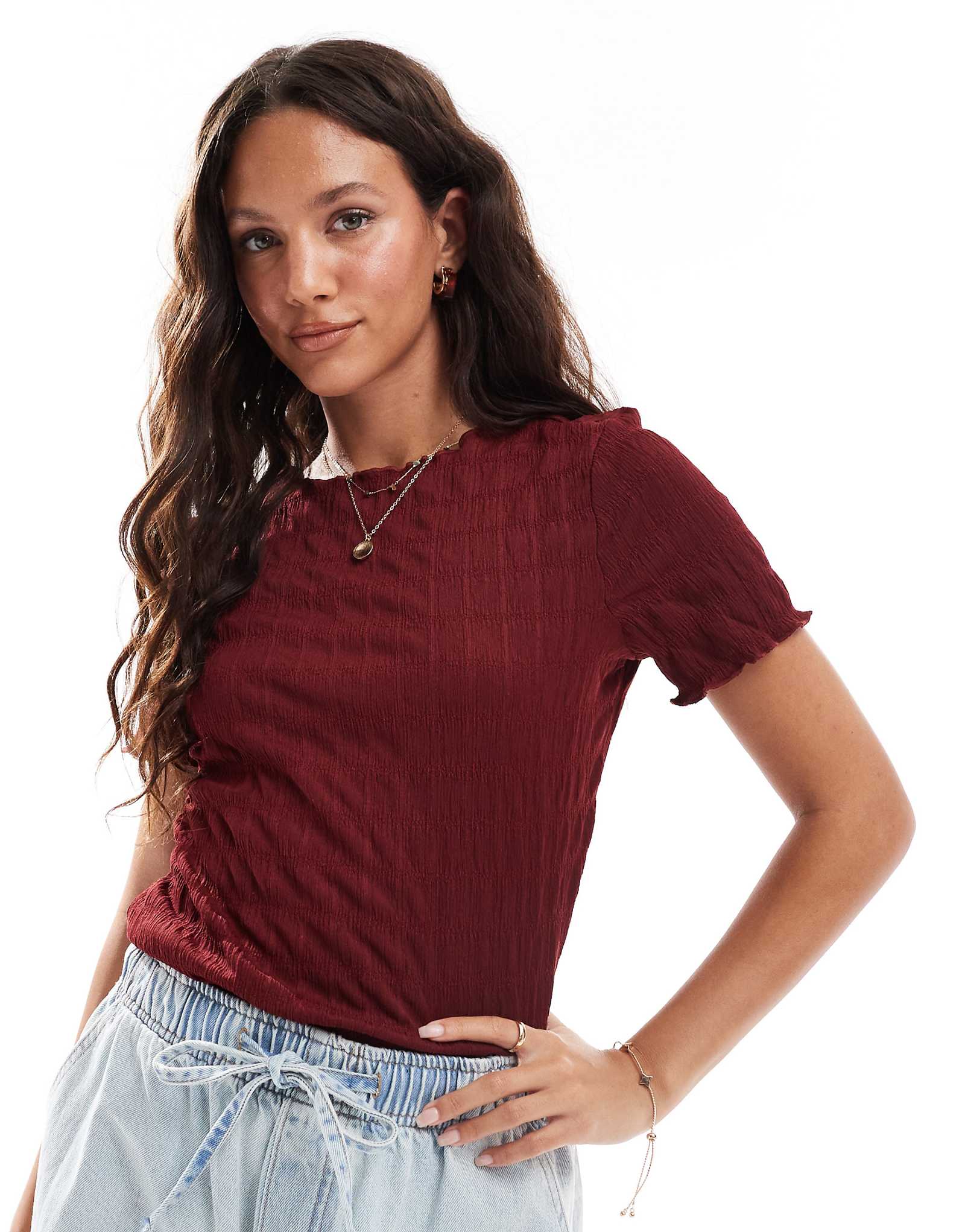 Фактурная футболка с коротким рукавом Vero Moda бордового цвета 5390₽