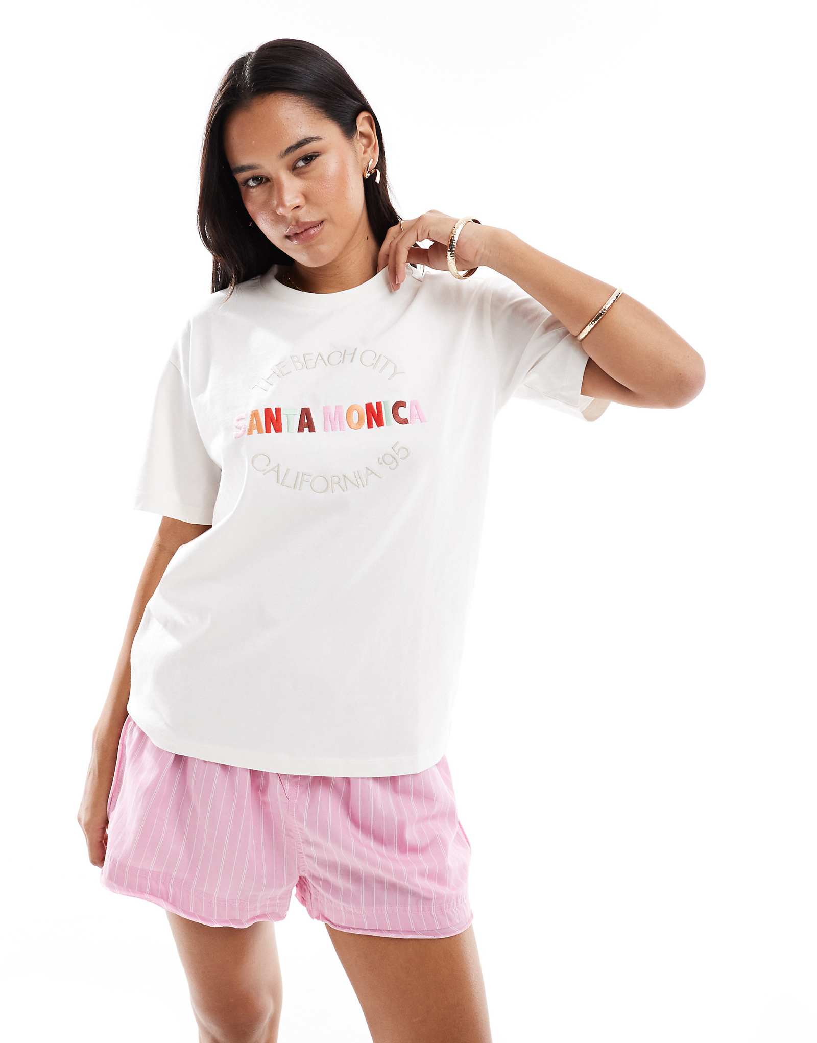 Облегающая футболка Vero Moda с вышивкой Санта-Моника белого цвета 4390₽