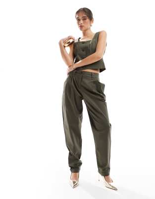 Брюки-бочкообразки Vero Moda, сшитые на заказ в зеленом цвете Каламата - часть комплекта