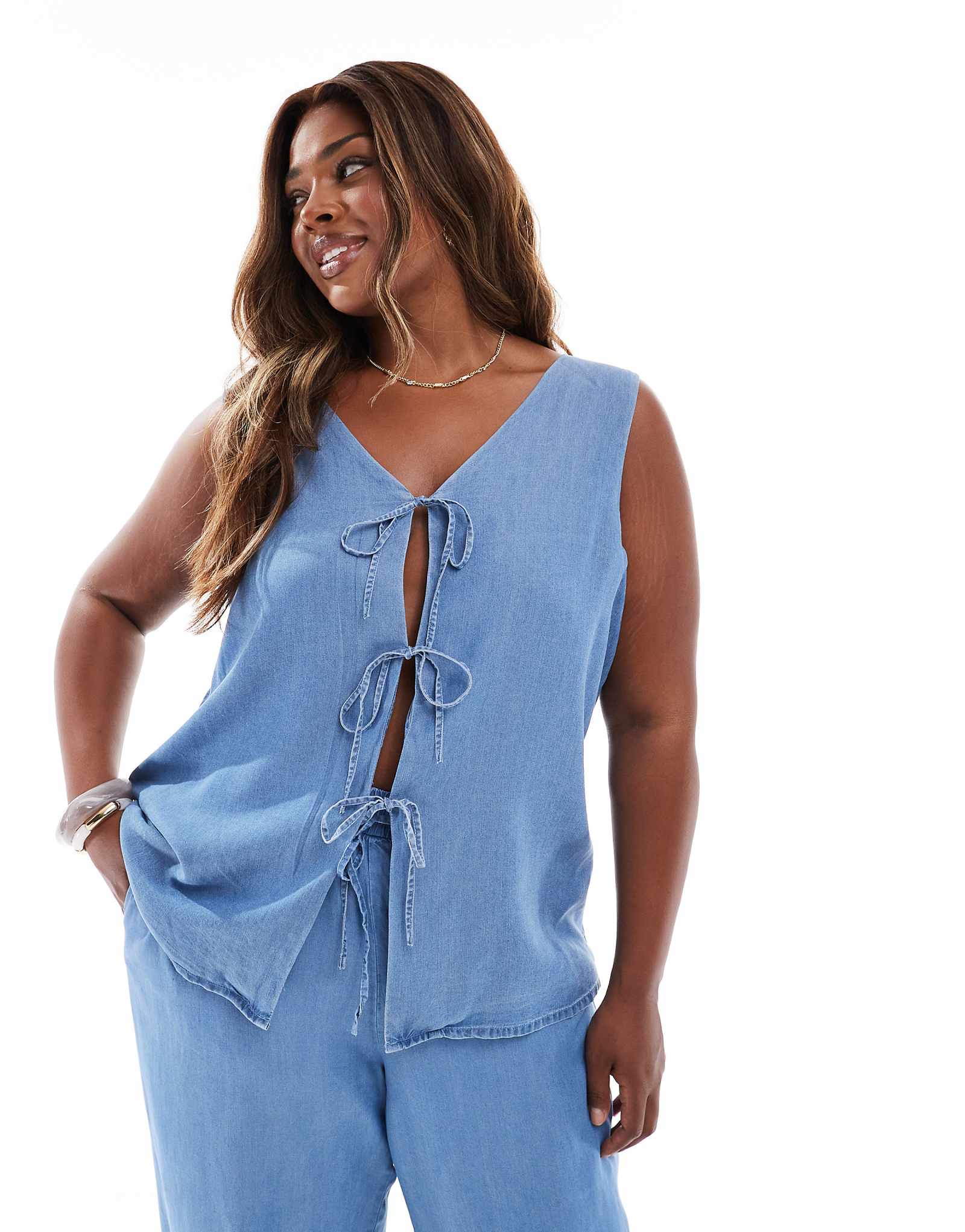 Топ с завязками спереди от Vero Moda из синего шамбре - часть комплекта 9590₽