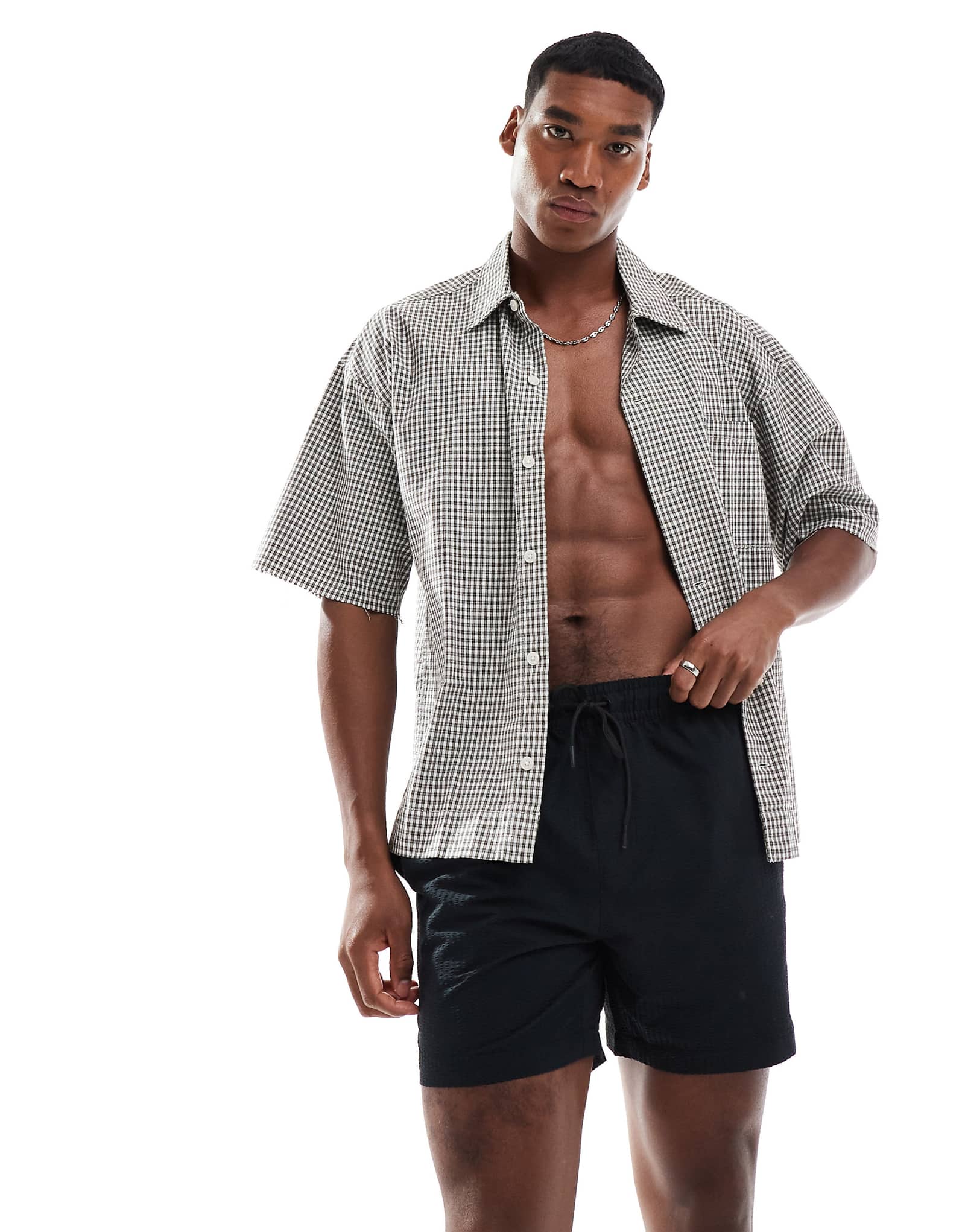 Поношенные плавательные шорты в черную полоску 4890₽