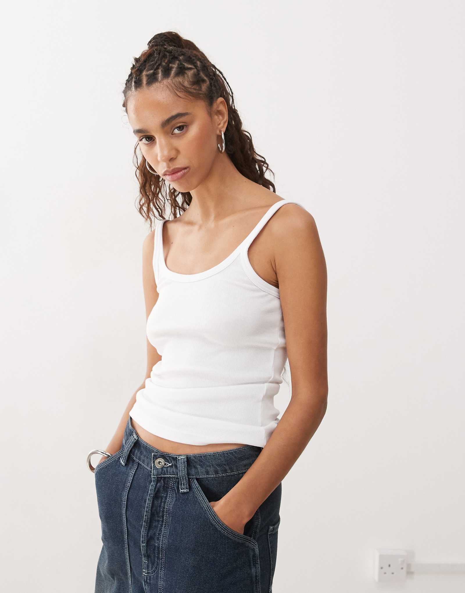 Приталенная майка белого цвета для буднего дня