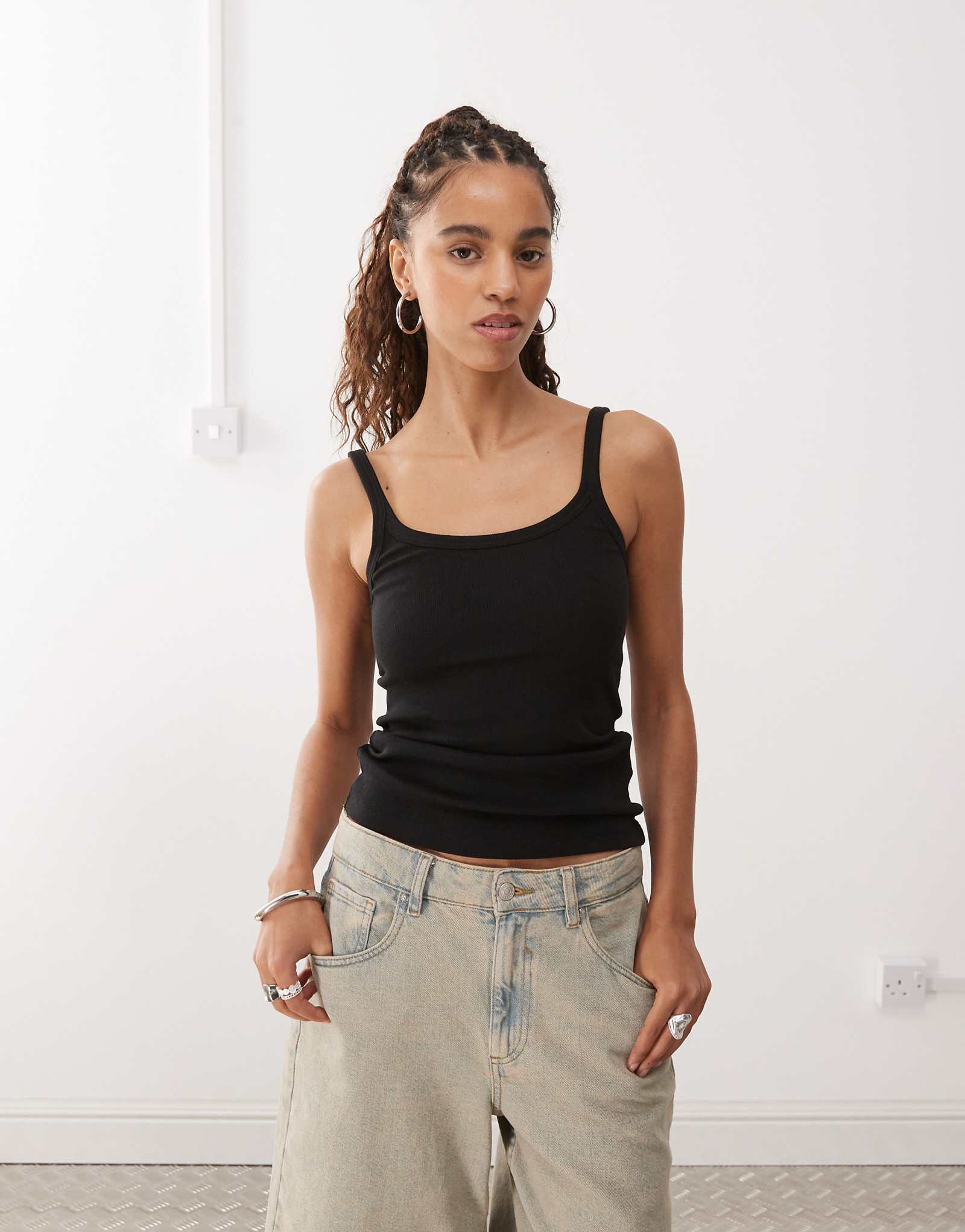 Облегающая майка черного цвета для буднего дня 3590₽