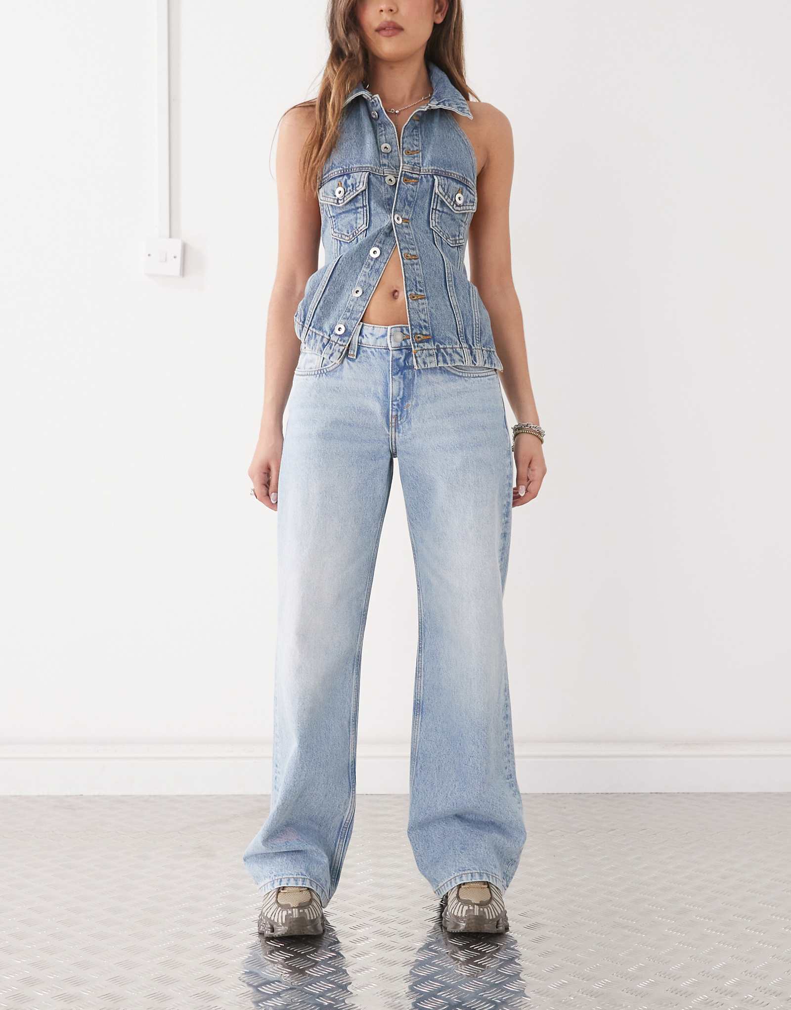 Повседневные джинсы Imoo с заниженной талией и широкими штанинами стираного синего цвета 13690₽