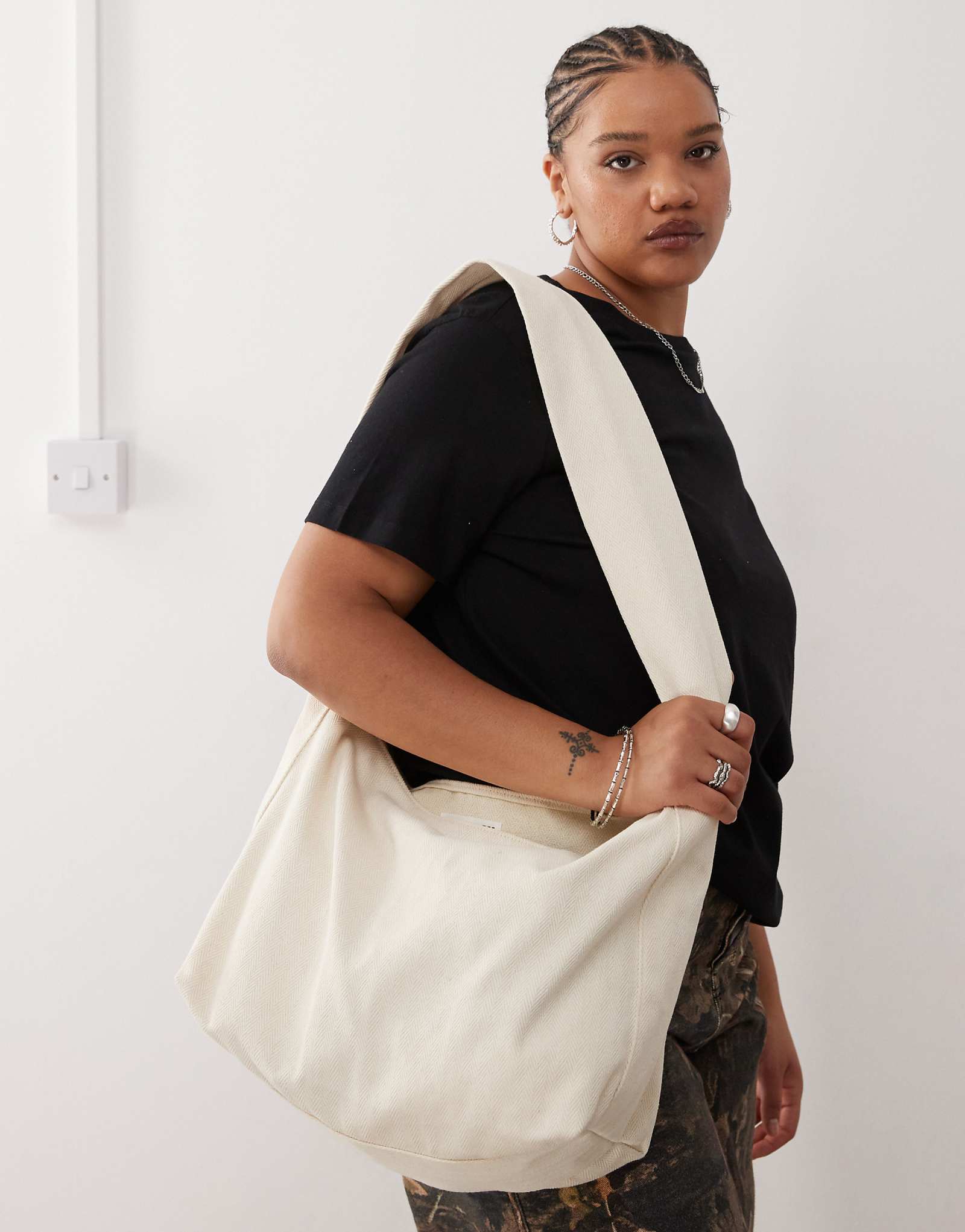 Большая сумка через плечо в будний день цвета экрю в елочку 10390₽