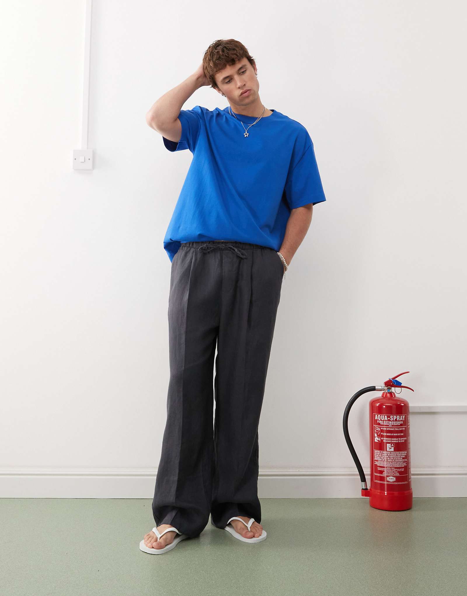 Повседневные льняные брюки свободного кроя со складками спереди серого цвета 9490₽