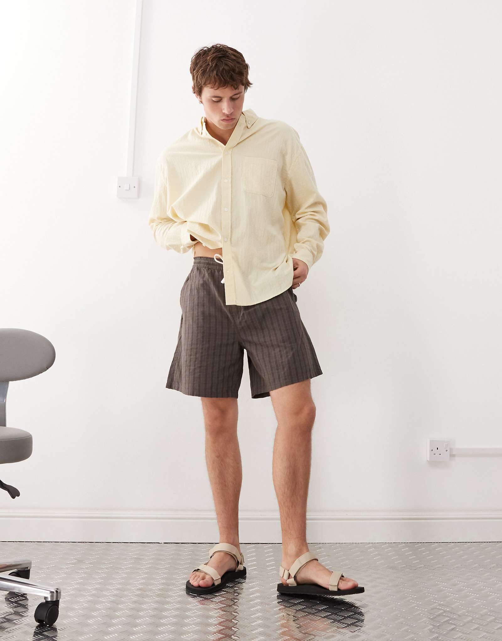 Шорты-оверсайз в будний день в коричневую клетку 11490₽