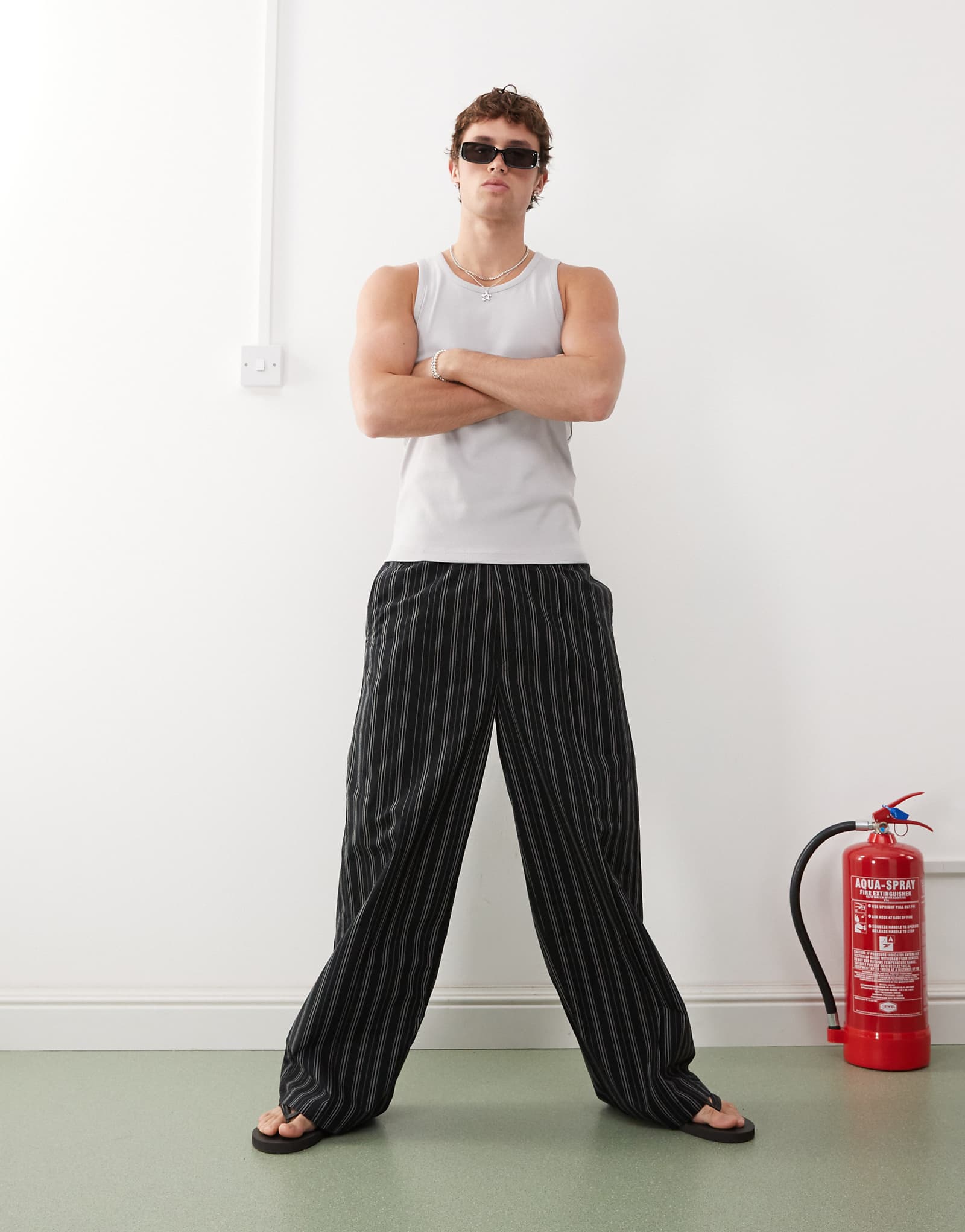 Повседневные брюки свободного кроя в черно-бежевую полоску 9790₽