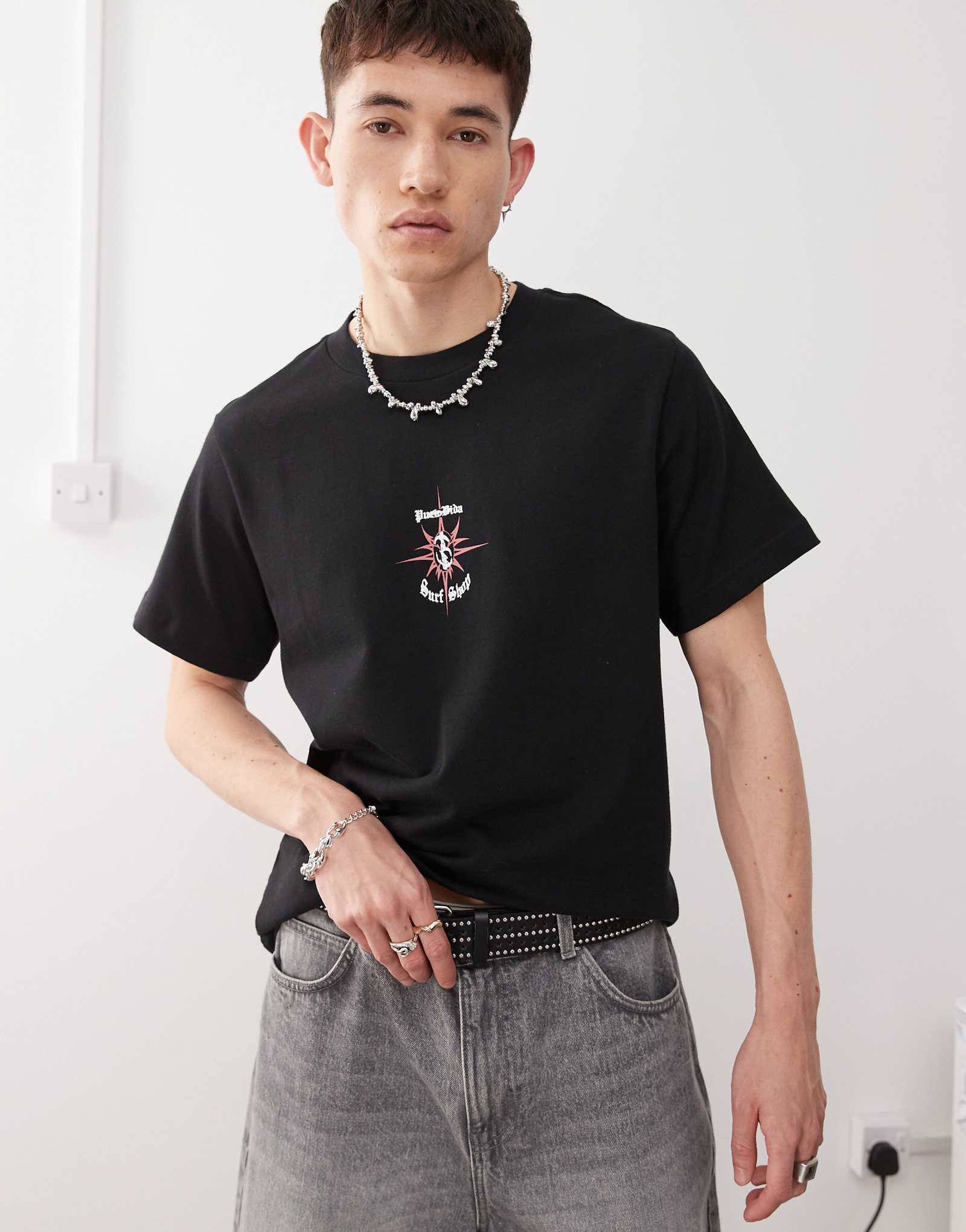 Повседневная футболка свободного кроя с графическим принтом surf shop черного цвета 6690₽