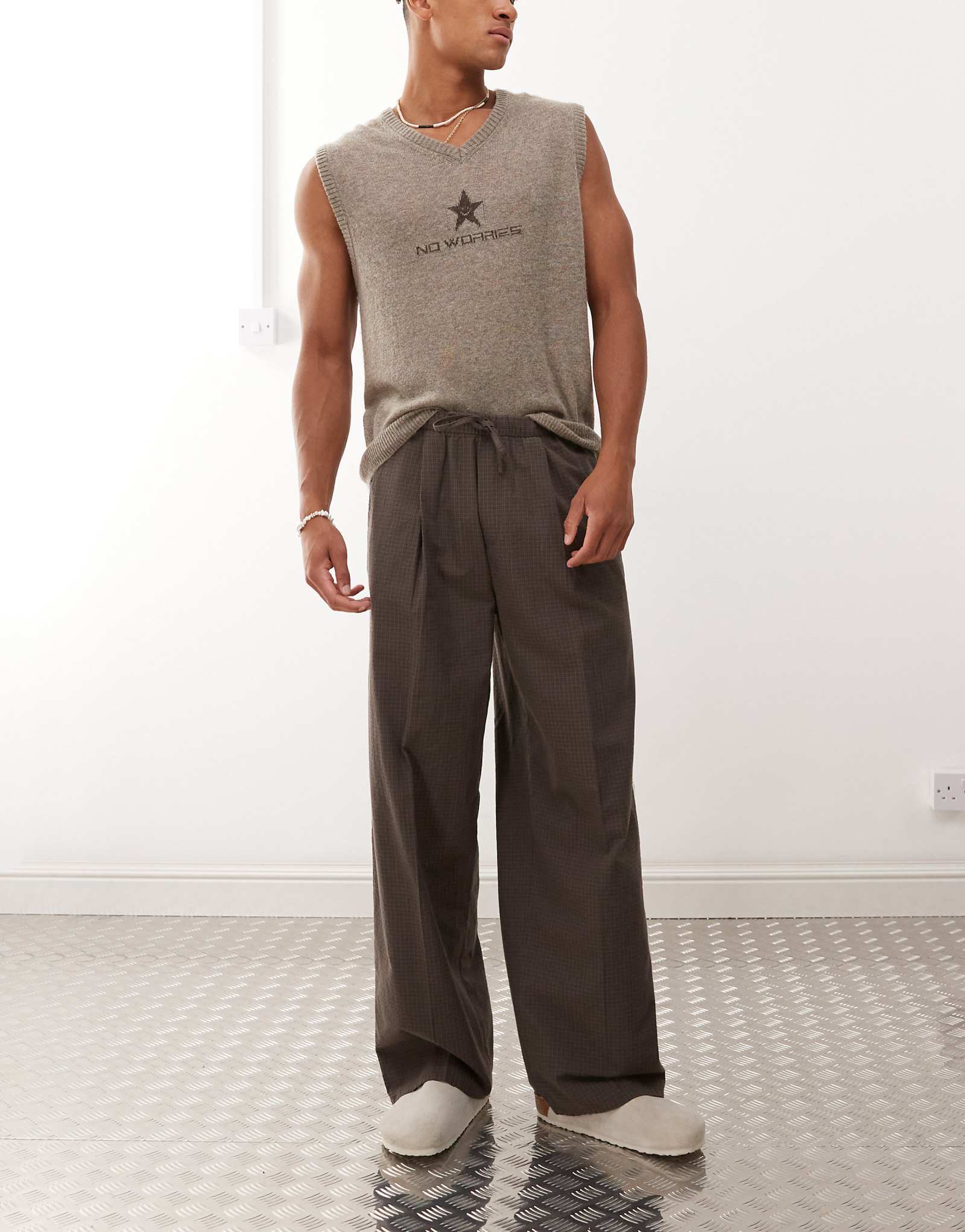 Повседневные брюки свободного кроя с широкими штанинами в темную кротовую клетку 14690₽