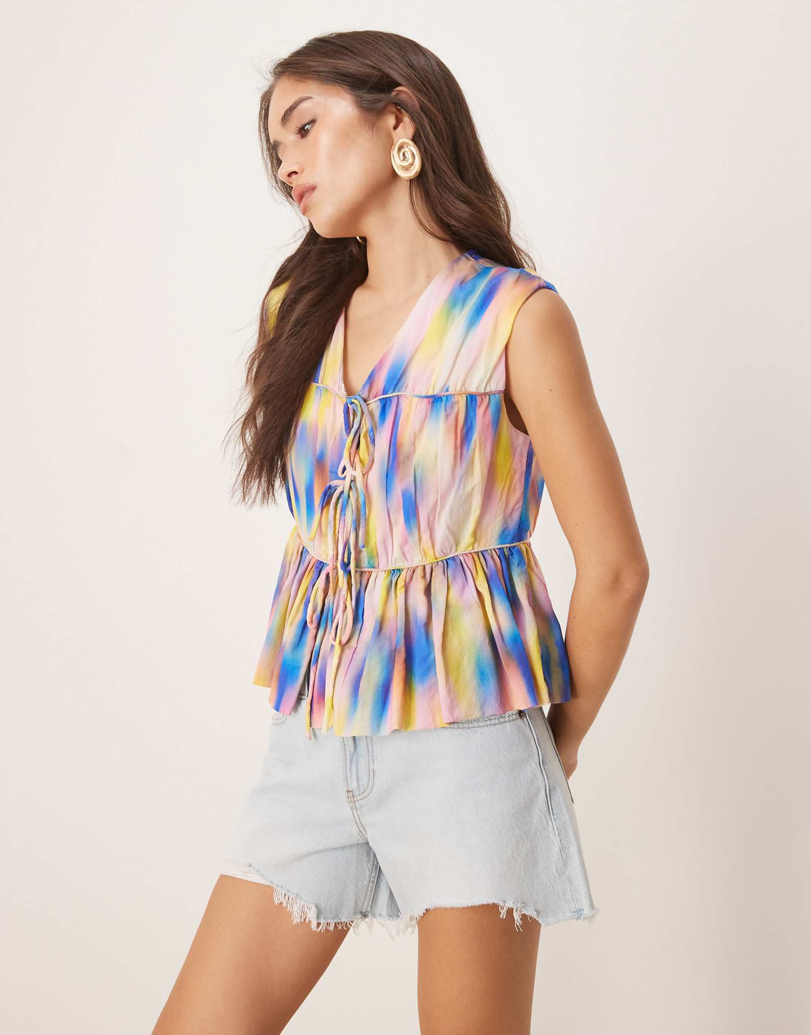 Топ без рукавов с завязкой спереди от YAS с многоцветным размазанным принтом 8890₽