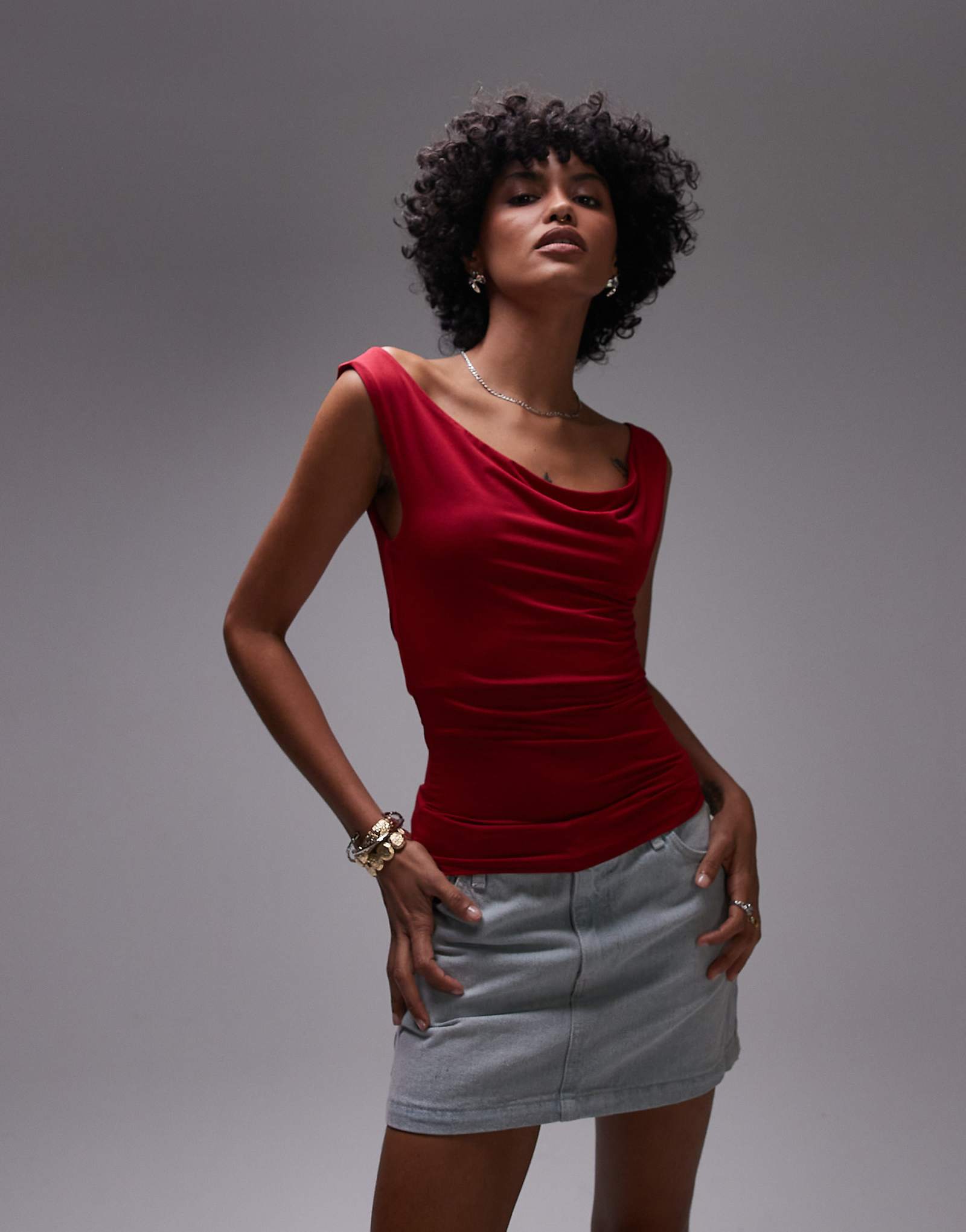 Красная майка с капюшоном и горловиной от Topshop