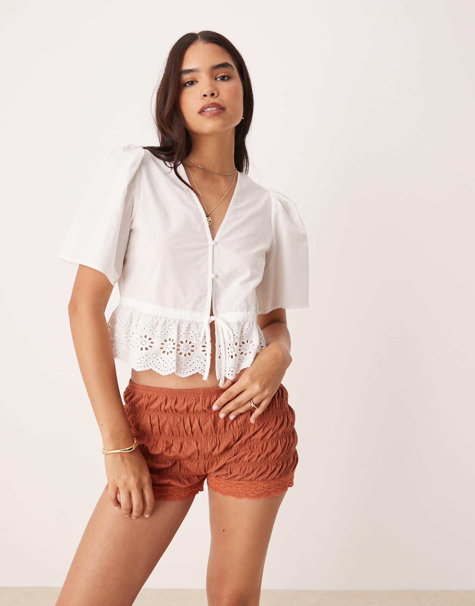 Блузка с завязками спереди от Vila белого цвета 14090₽