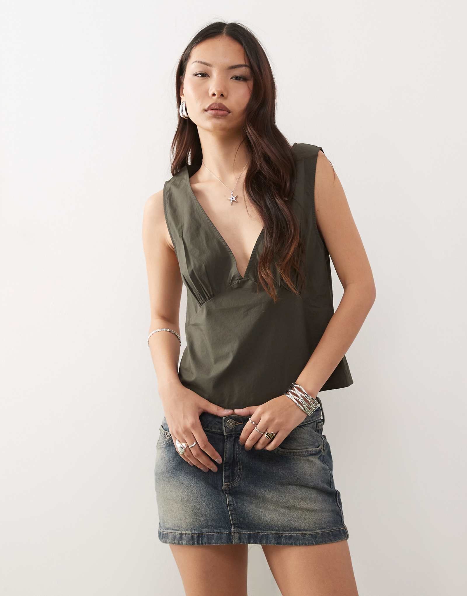 Повседневный топ с v-образным вырезом черного цвета 8290₽