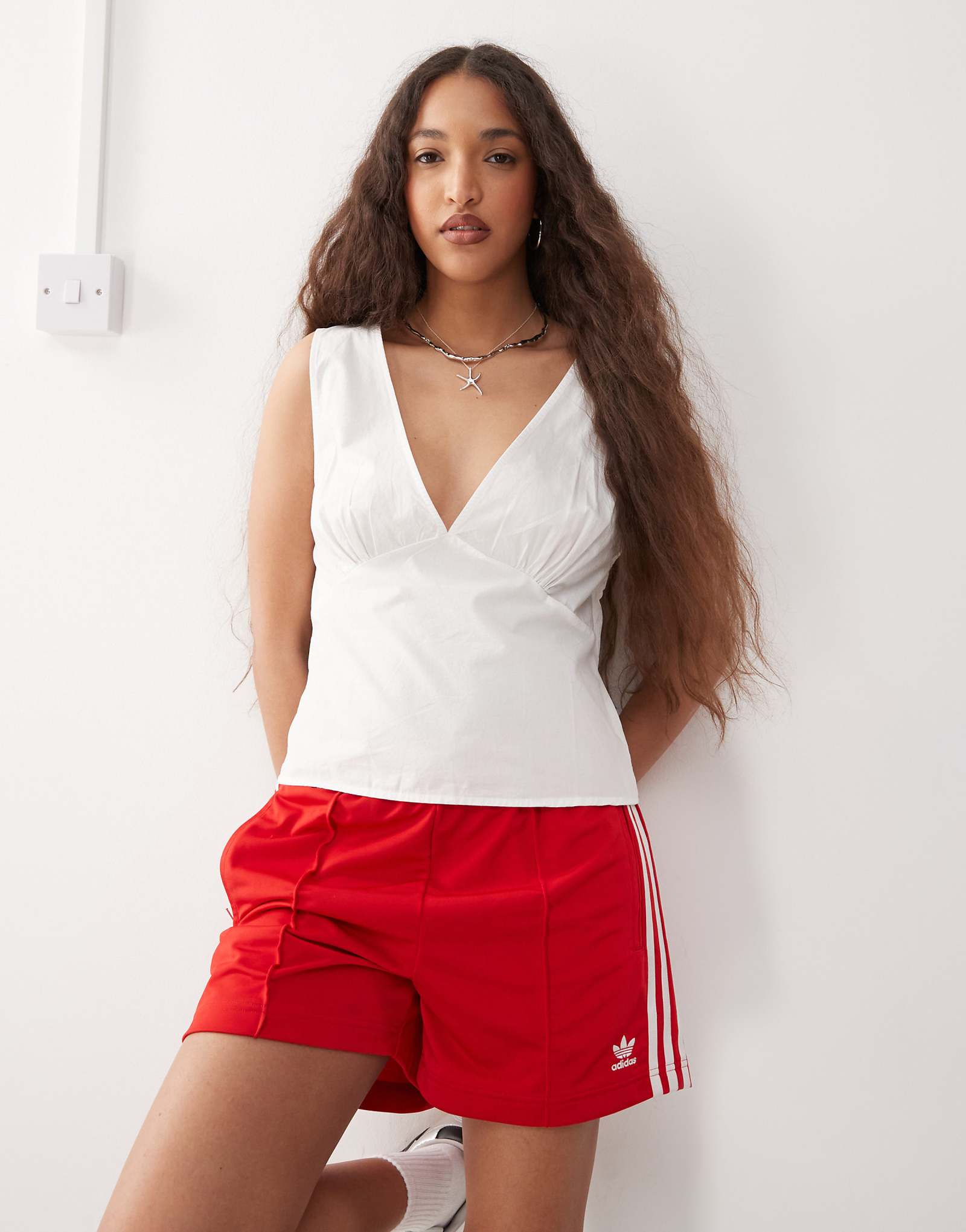 Повседневный белый топ с v-образным вырезом