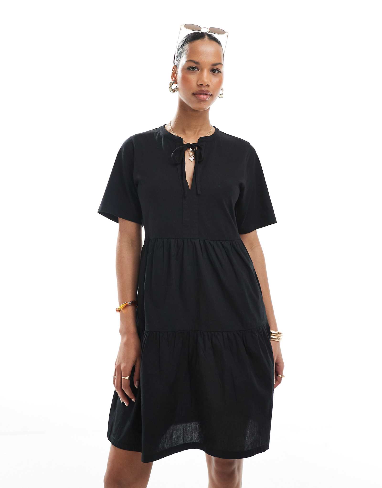 Поношенное хлопковое мини-платье с короткими рукавами и замочной скважиной черного цвета выполненное в многоуровневом стиле 5890₽