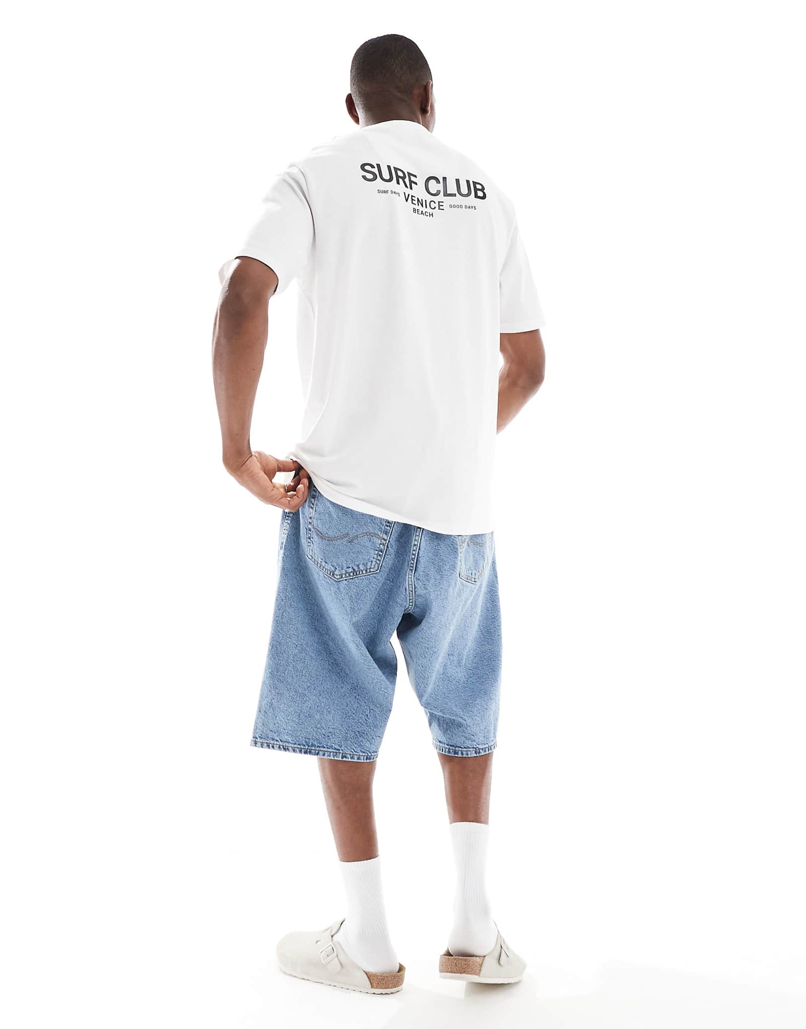 Футболка с круглым вырезом из поношенного хлопка плотностью 220 г/м2 и принтом surf на спине белого цвета