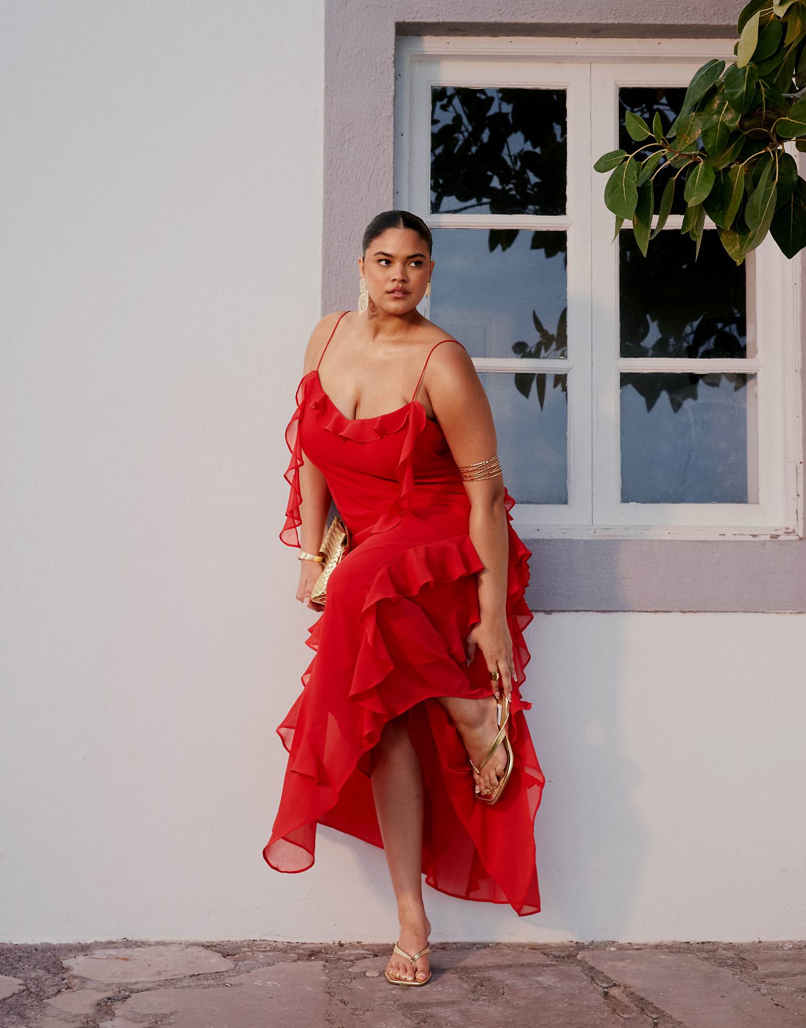 Макси-платье ASOS DESIGN Curve из текстурированного шифона красного цвета с волнистыми оборками 18390₽