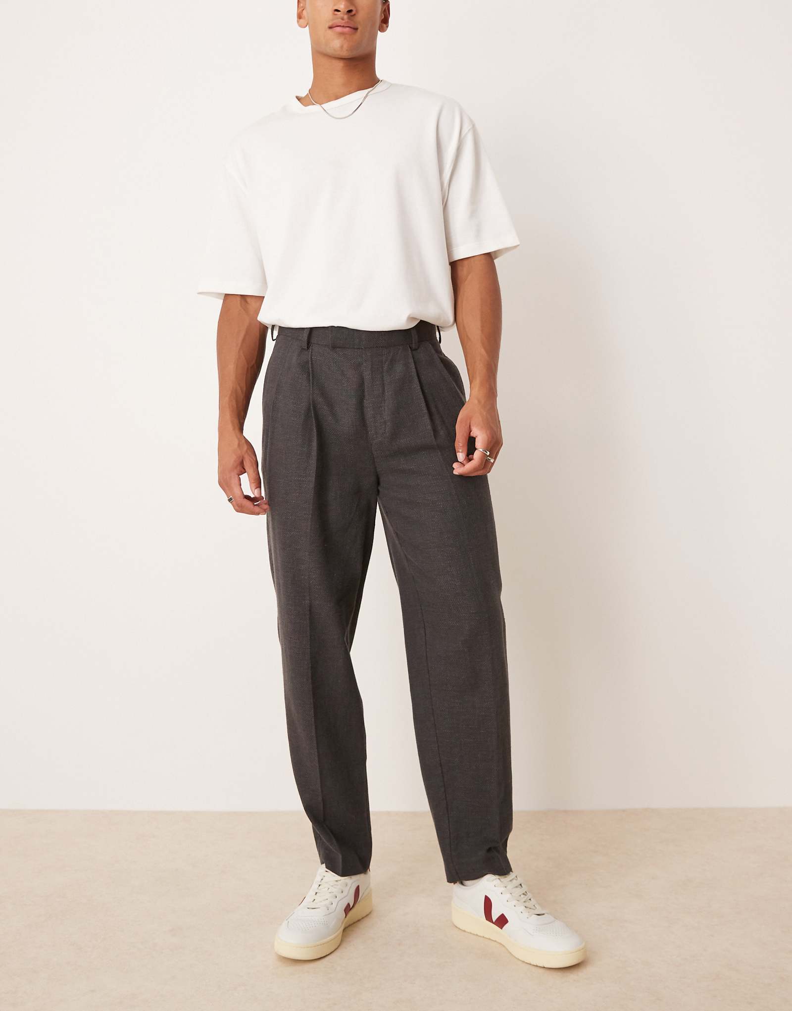 Элегантные зауженные брюки оверсайз от ASOS DESIGN с двойными складками из плетеной корзины цвета древесного угля 10190₽