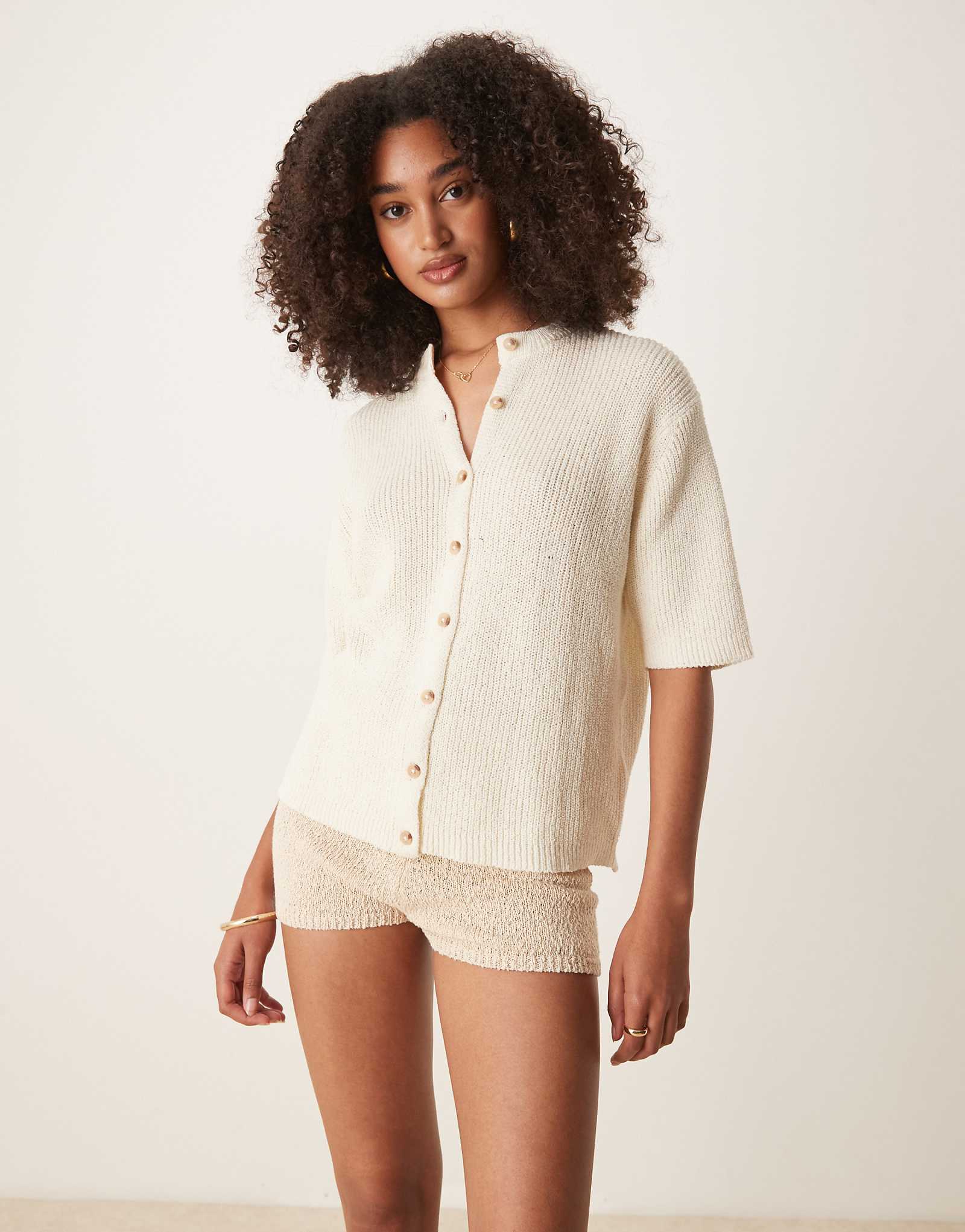 Дизайнерский кардиган из букле с коротким рукавом кремового цвета от ASOS DESIGN 6790₽