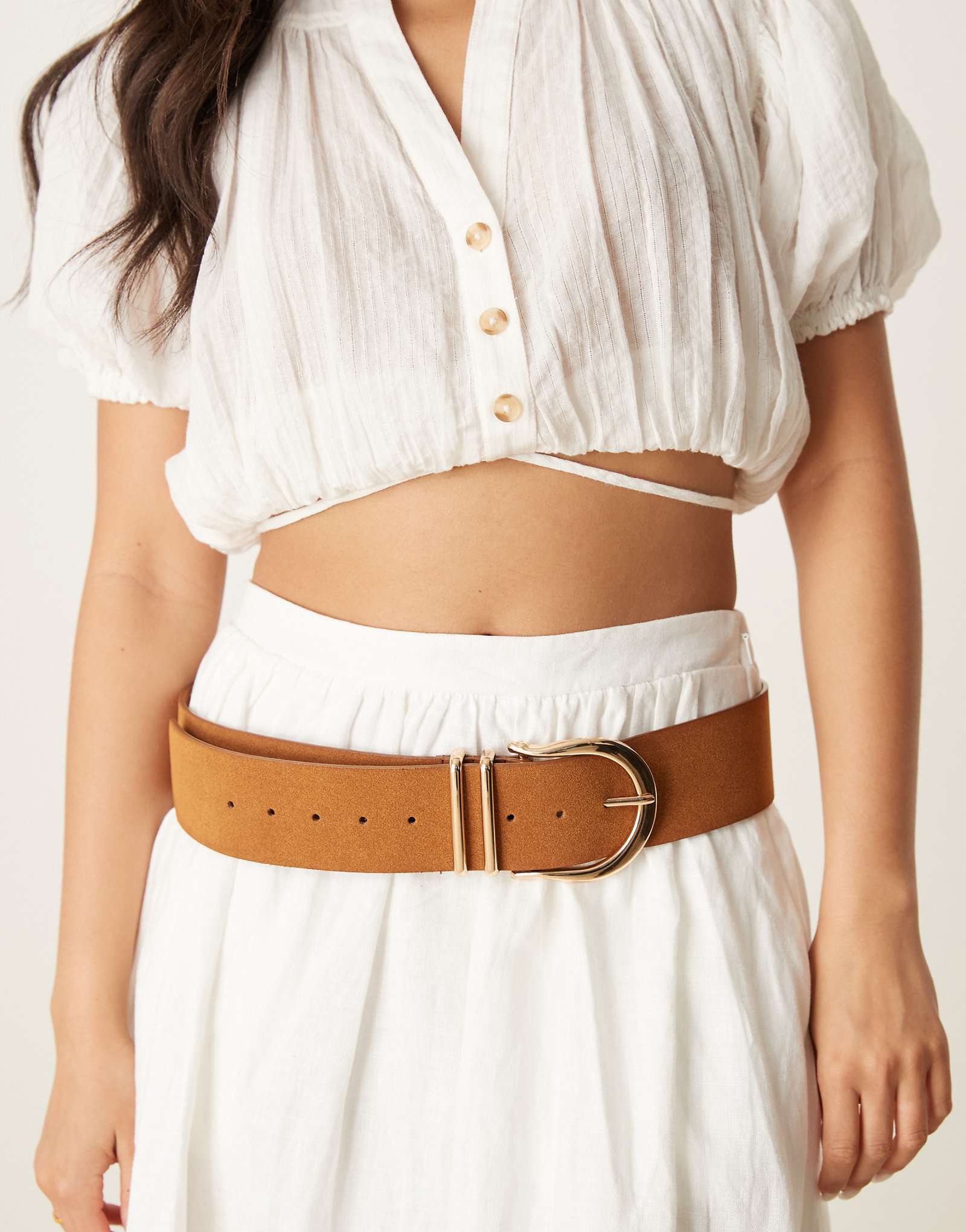 ДИЗАЙН ASOS из искусственной замши с заниженной талией и поясом на бедрах коричневого цвета 2690₽