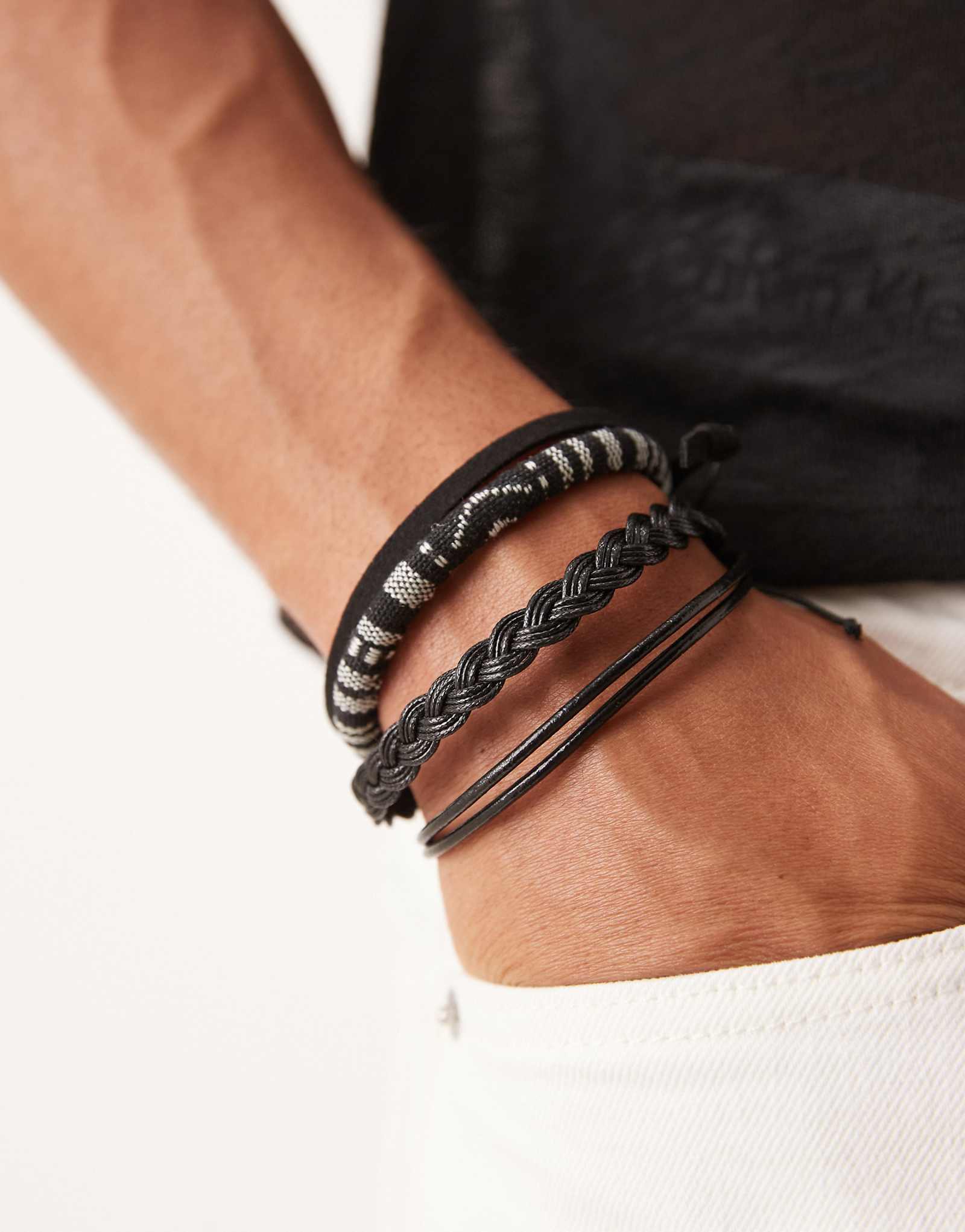 Монохромный браслет ASOS DESIGN из 4 упаковок искусственной кожи и плетеного материала 3090₽