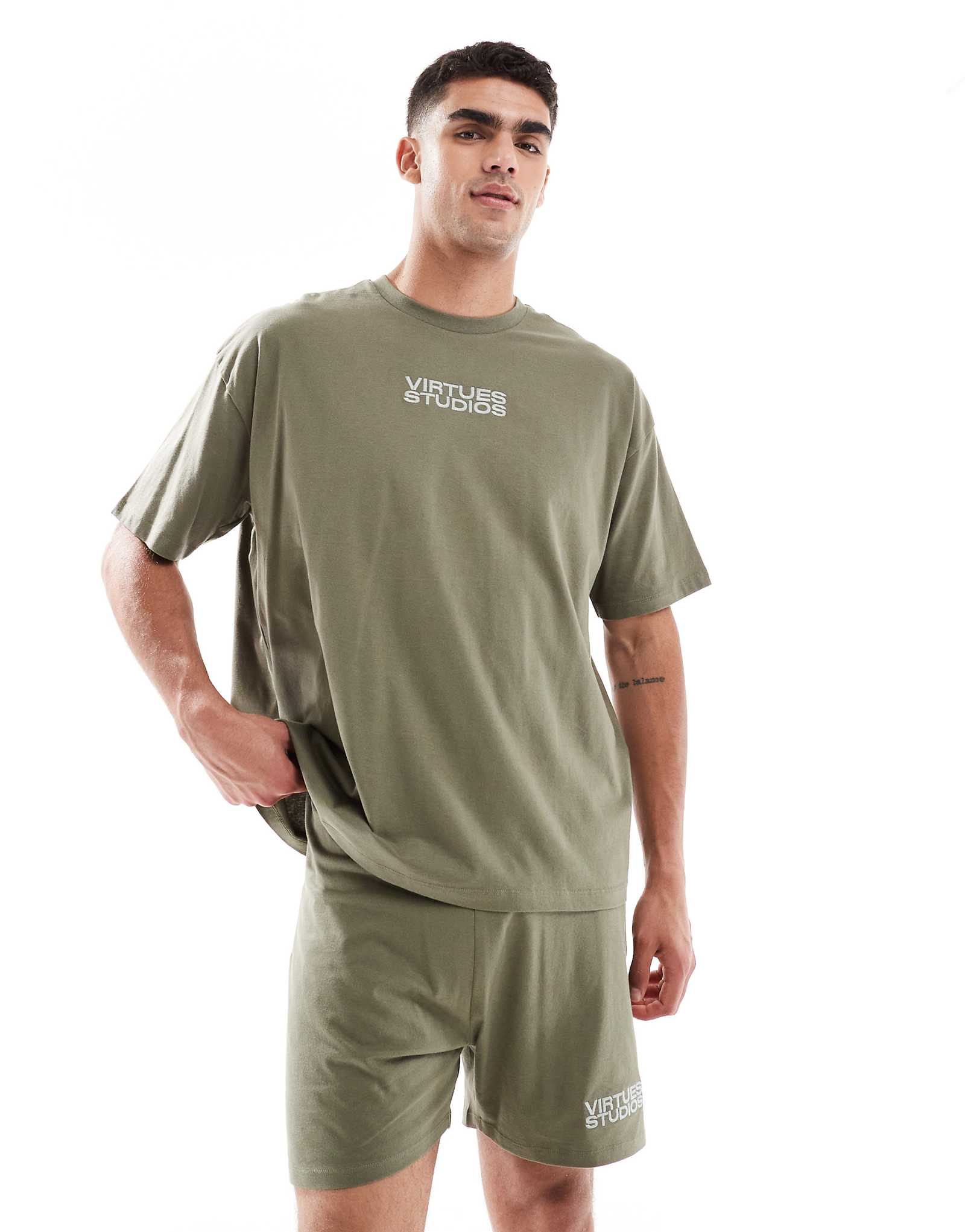 ДИЗАЙНЕРСКАЯ гостиная ASOS оформлена в пыльно-оливковом цвете с вышивкой 8190₽