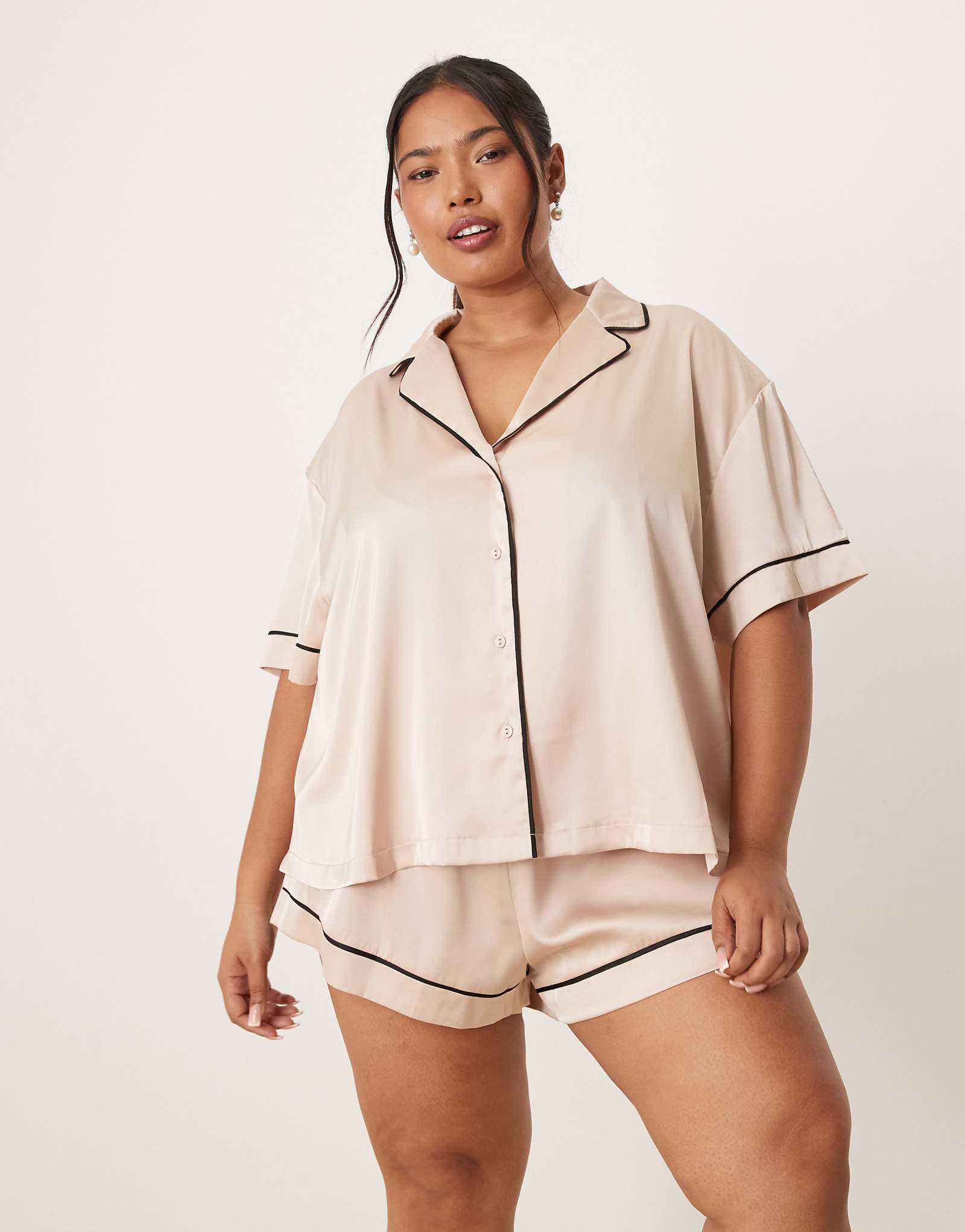 Атласная рубашка с коротким рукавом и пижамный комплект с шортами ASOS DESIGN Curve светло-розового цвета 7790₽