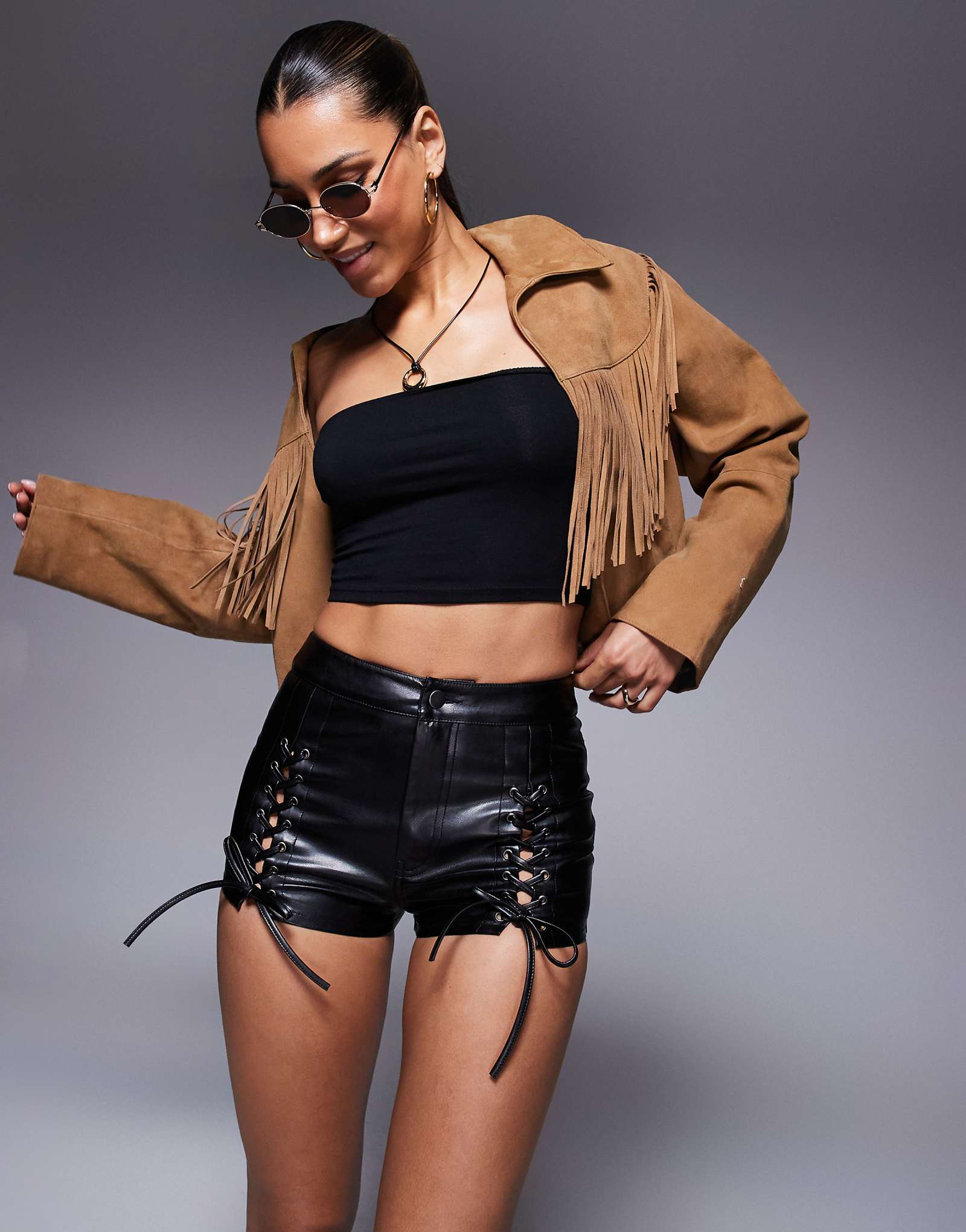 ДИЗАЙНЕРСКИЕ кожаные шорты ASOS черного цвета со шнуровкой 10190₽